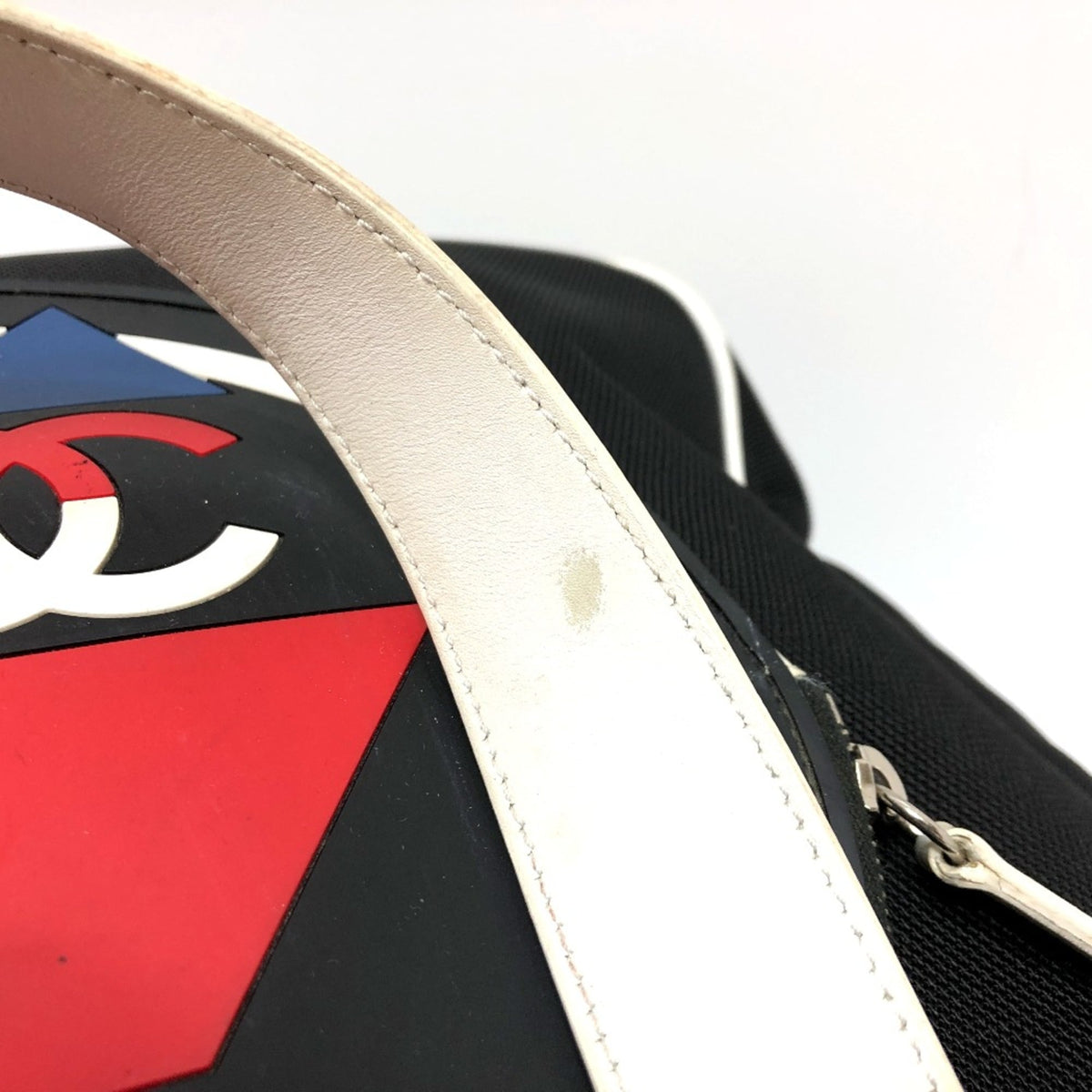 Chanel Black Cloth Shoulder Bag (Pre-Owned)