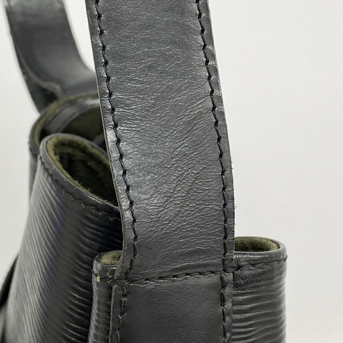 Louis Vuitton Noir Shoulder Bag (Pre-Owned)