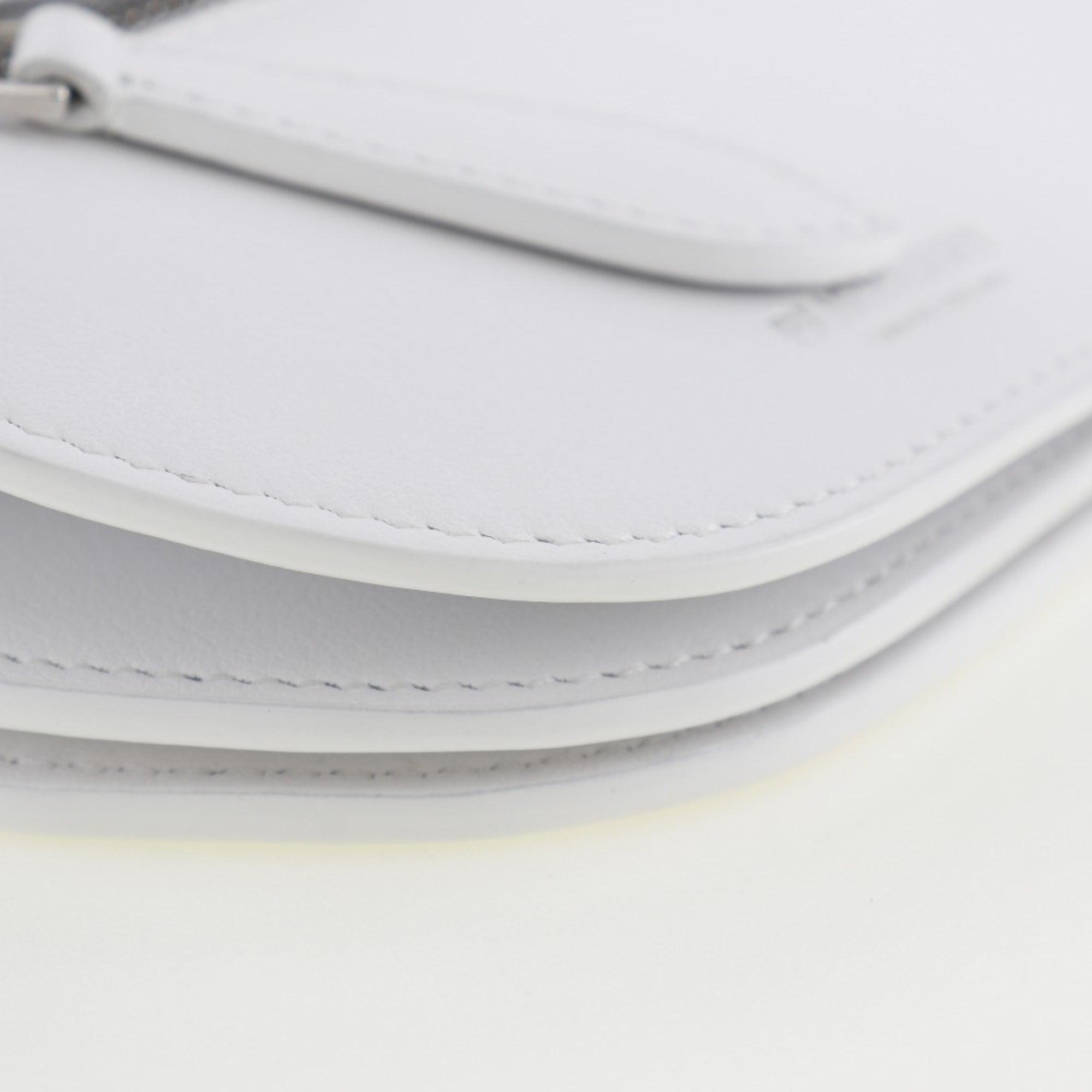 Burberry White Leather Shoulder Bag (Pre-Owned)