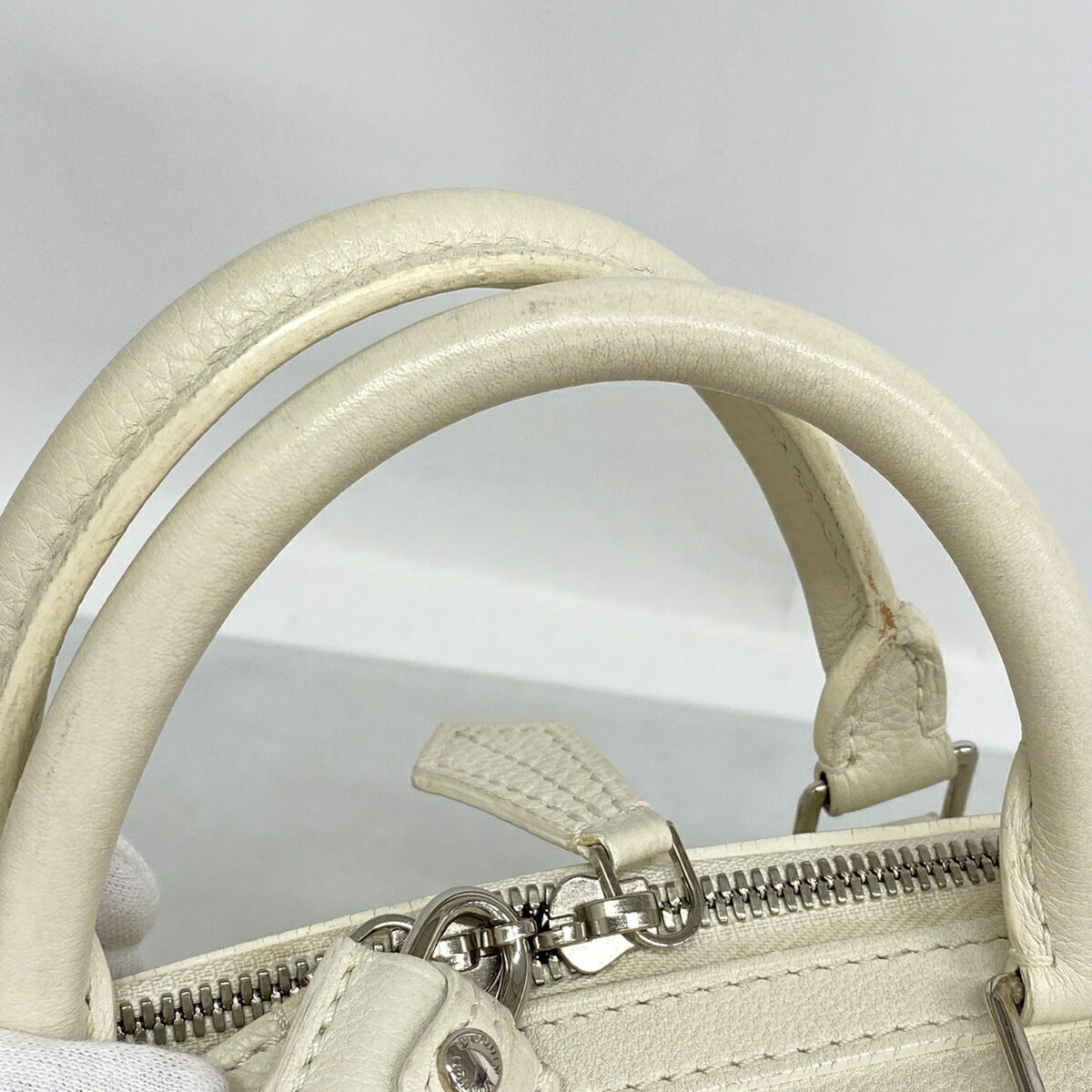 Louis Vuitton Blanc Casse Handbag (Pre-Owned)
