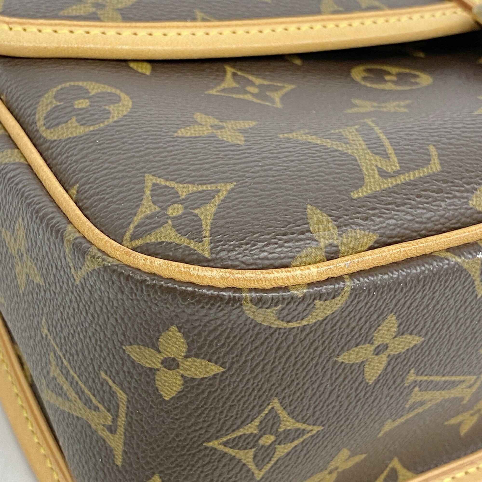 Louis Vuitton Brown Shoulder Bag (Pre-Owned)