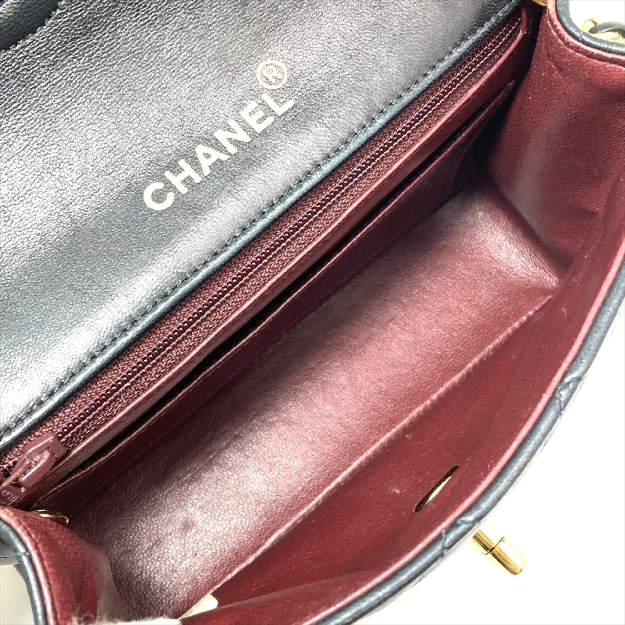 Chanel Black Leather Shoulder Bag (Pre-Owned)