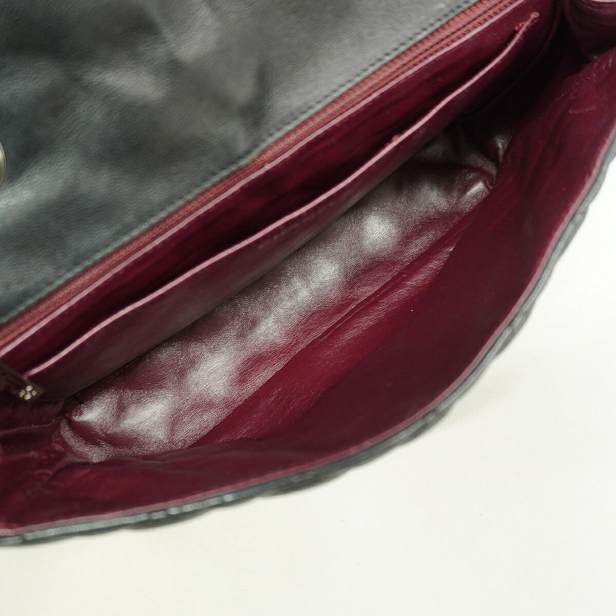 Chanel Black Leather Shoulder Bag (Pre-Owned)