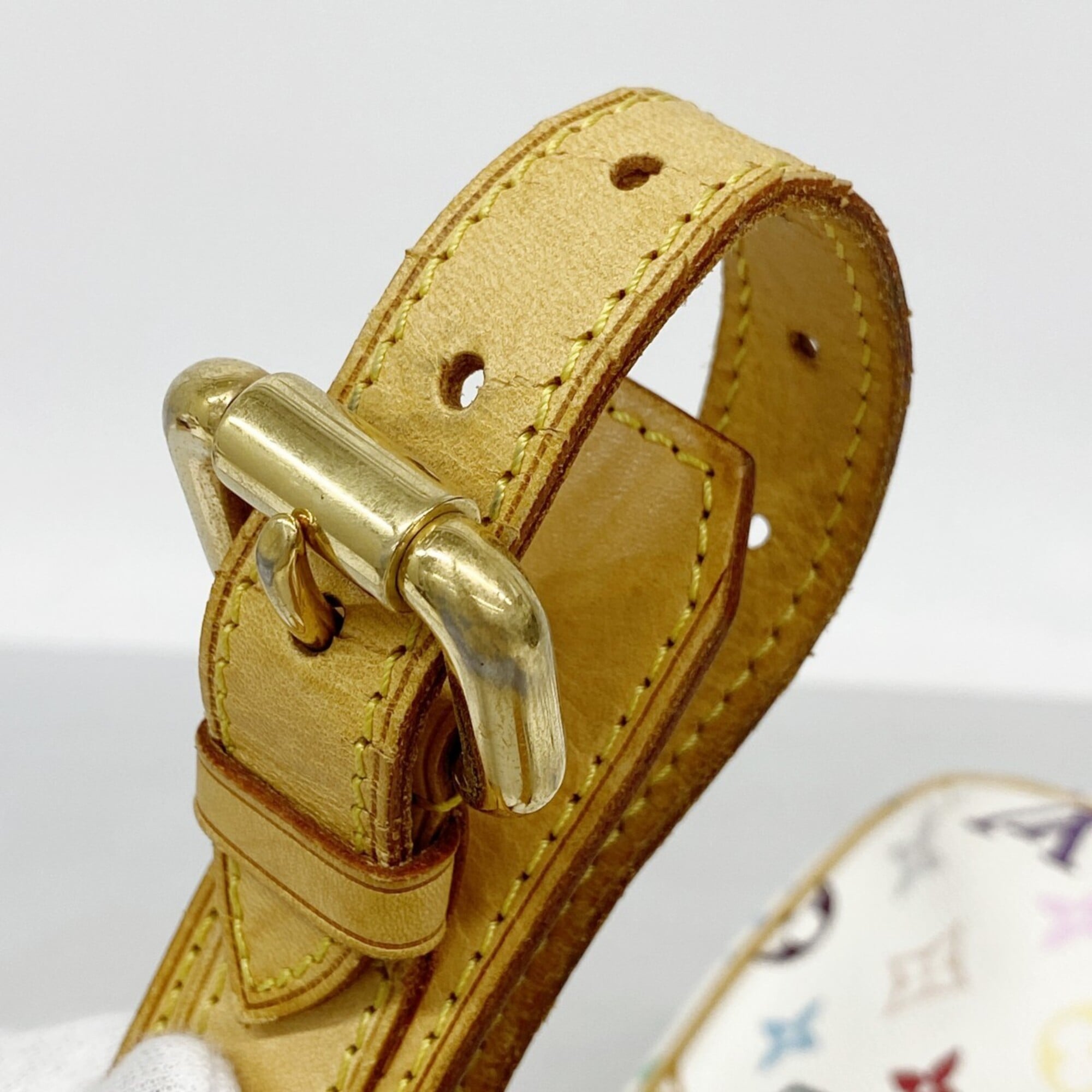 Louis Vuitton Blanc Shoulder Bag (Pre-Owned)