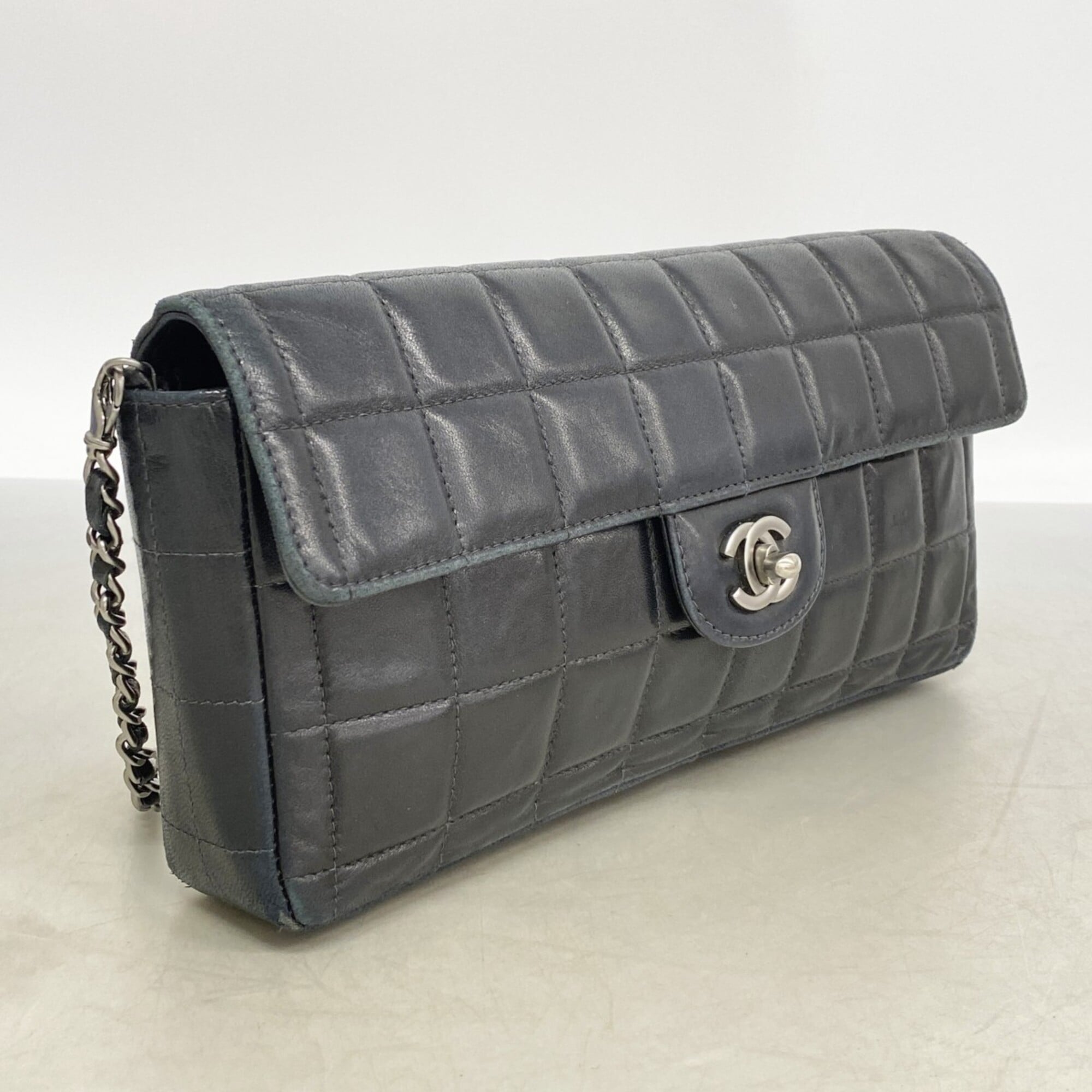 Chanel Black Leather Shoulder Bag (Pre-Owned)