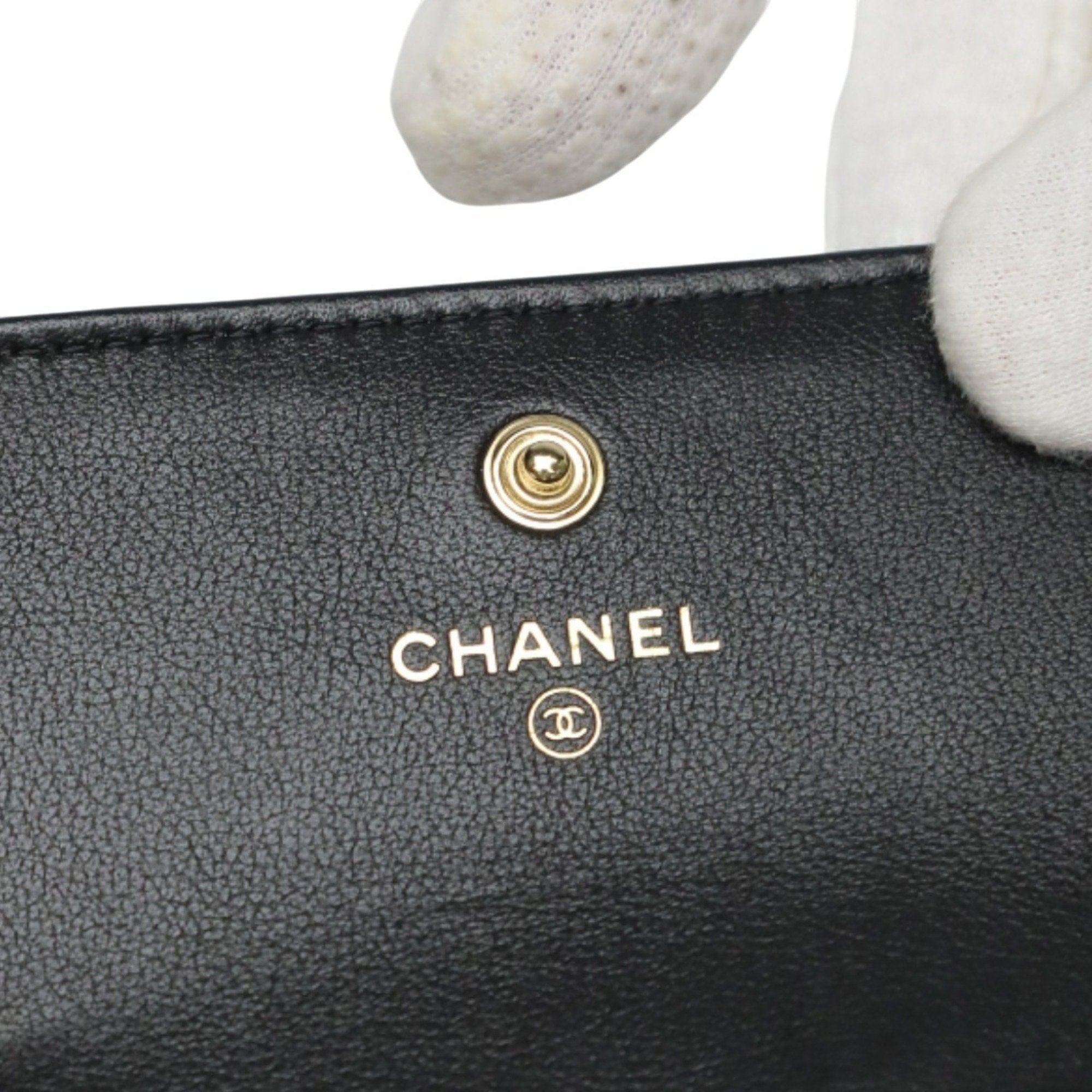 Chanel Matelasse Black Leather Shoulder Bag (Pre-Owned)