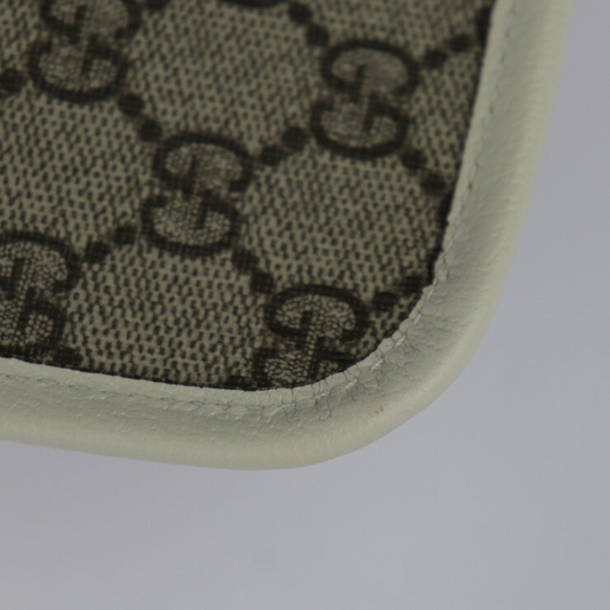 Gucci Beige White Gg Supreme Leather Fanny Pack (Pre-Owned)