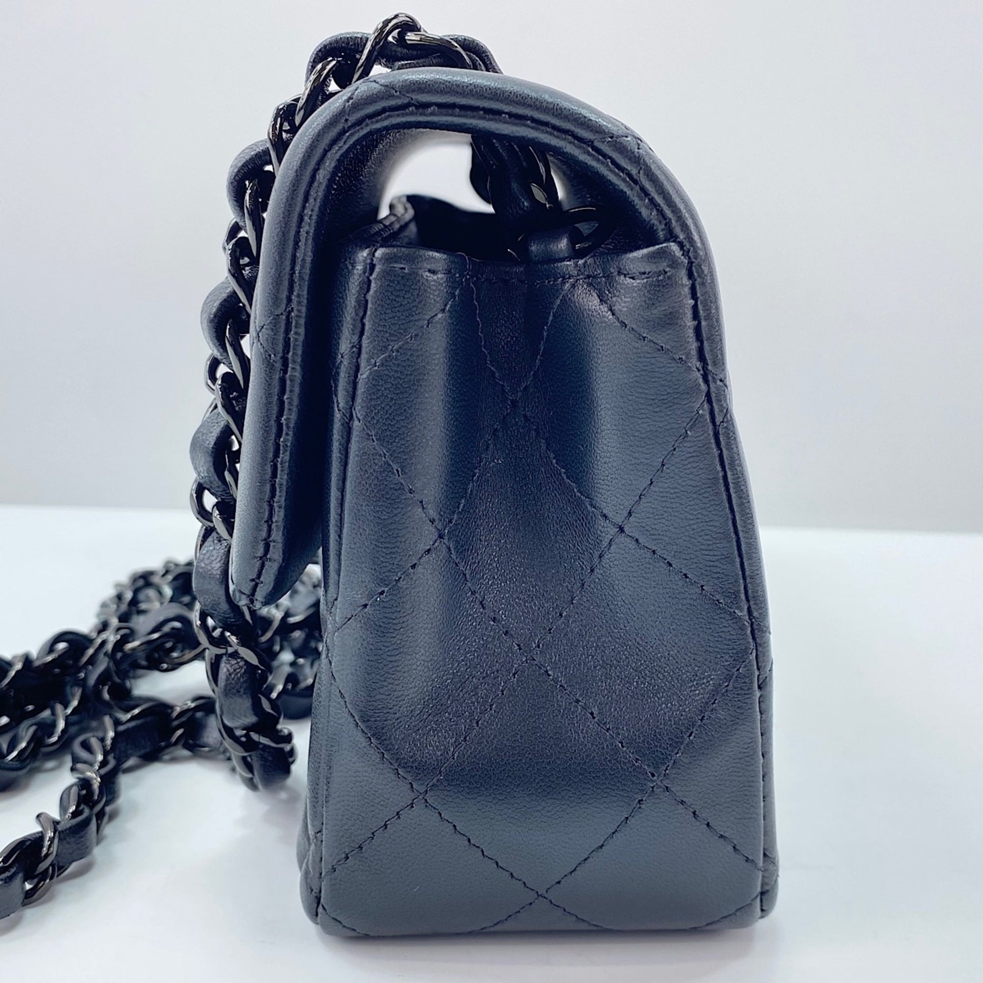 Chanel Black Shoulder Bag (Pre-Owned)