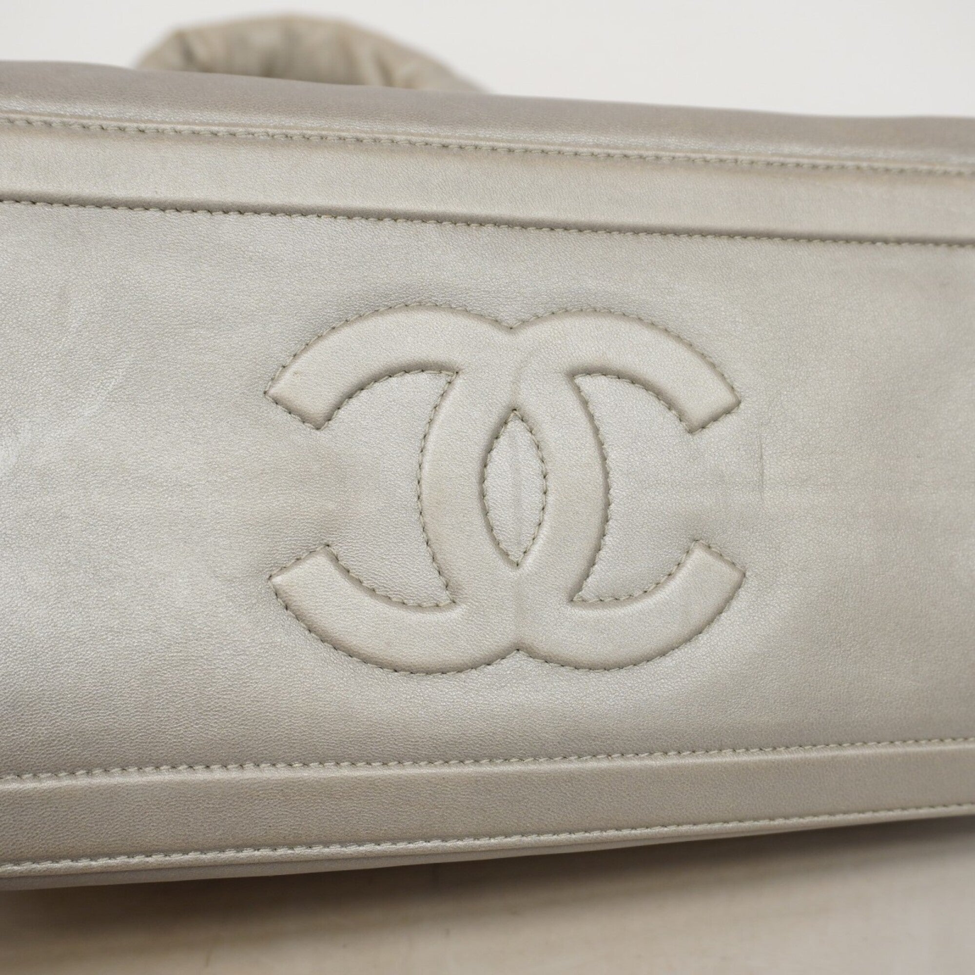 Chanel Gray Leather Tote Bag (Pre-Owned)