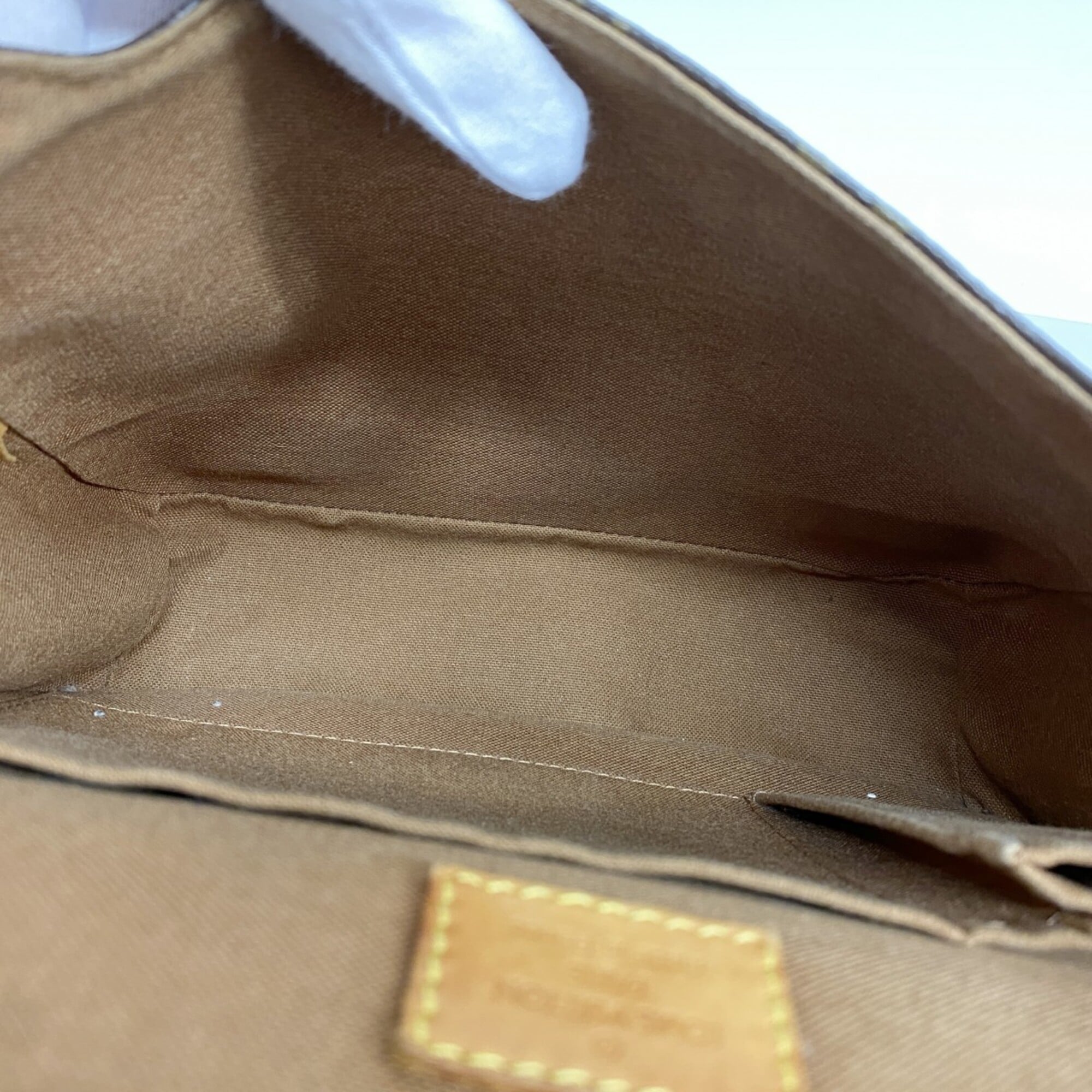 Louis Vuitton Brown Shoulder Bag (Pre-Owned)