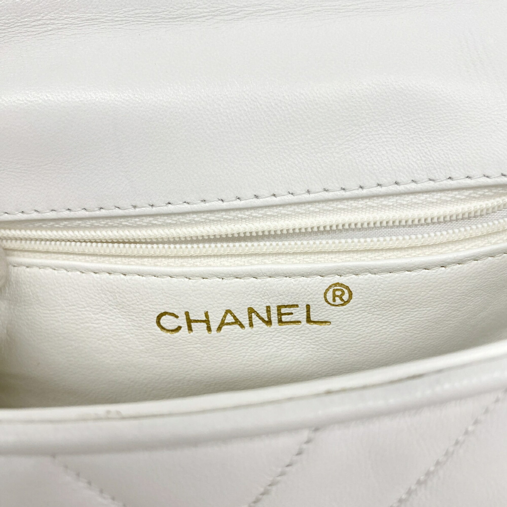 Chanel White Leather Shoulder Bag (Pre-Owned)