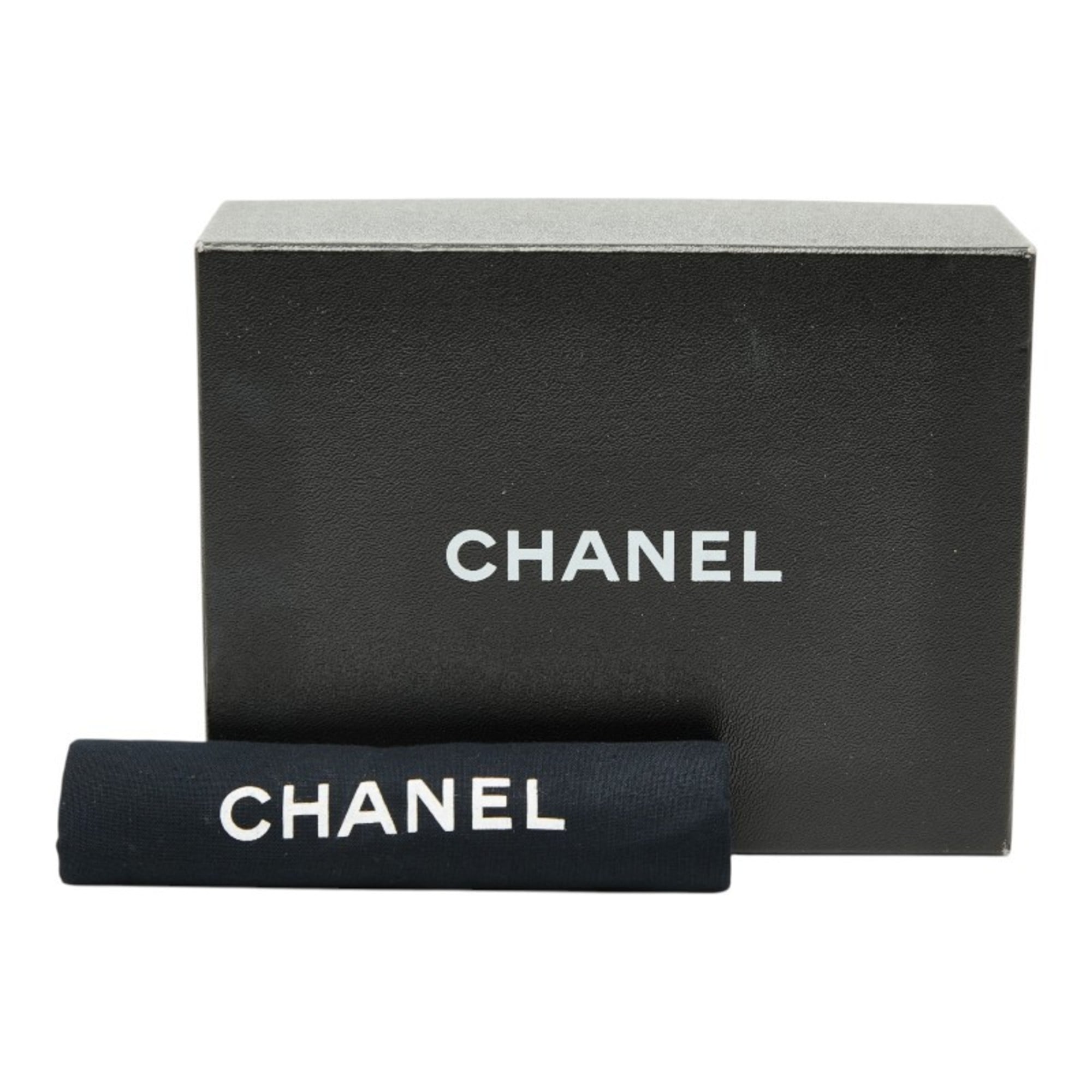 Chanel Matelasse Silver Leather Shoulder Bag (Pre-Owned)