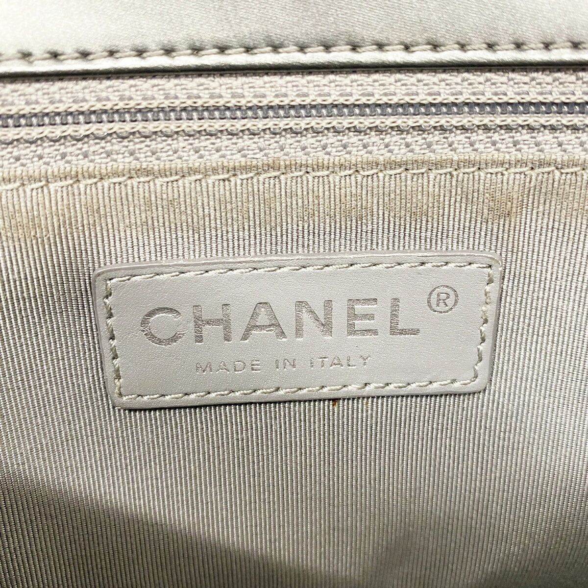 Chanel Gray Patent Leather Shoulder Bag (Pre-Owned)