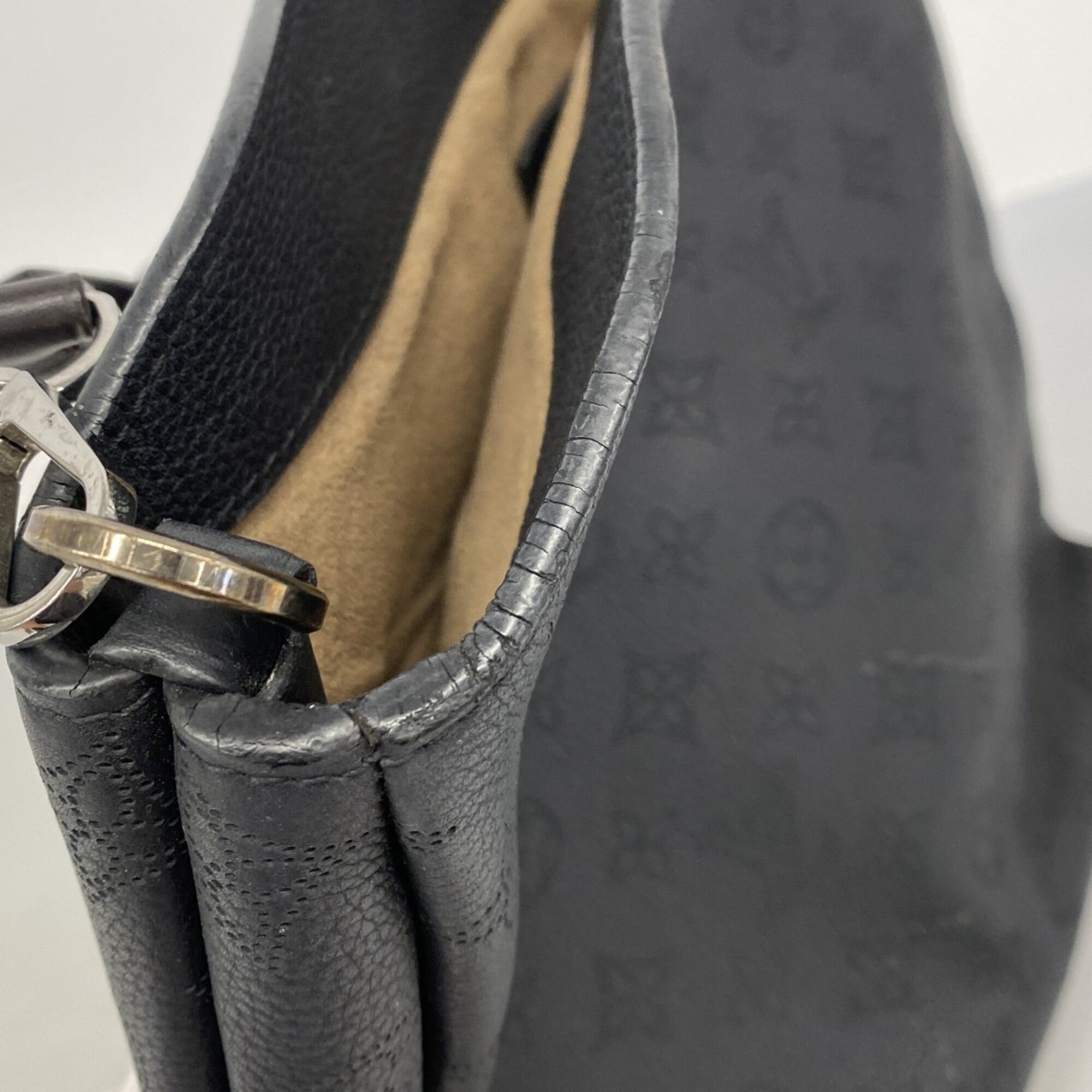 Louis Vuitton Noir Handbag (Pre-Owned)