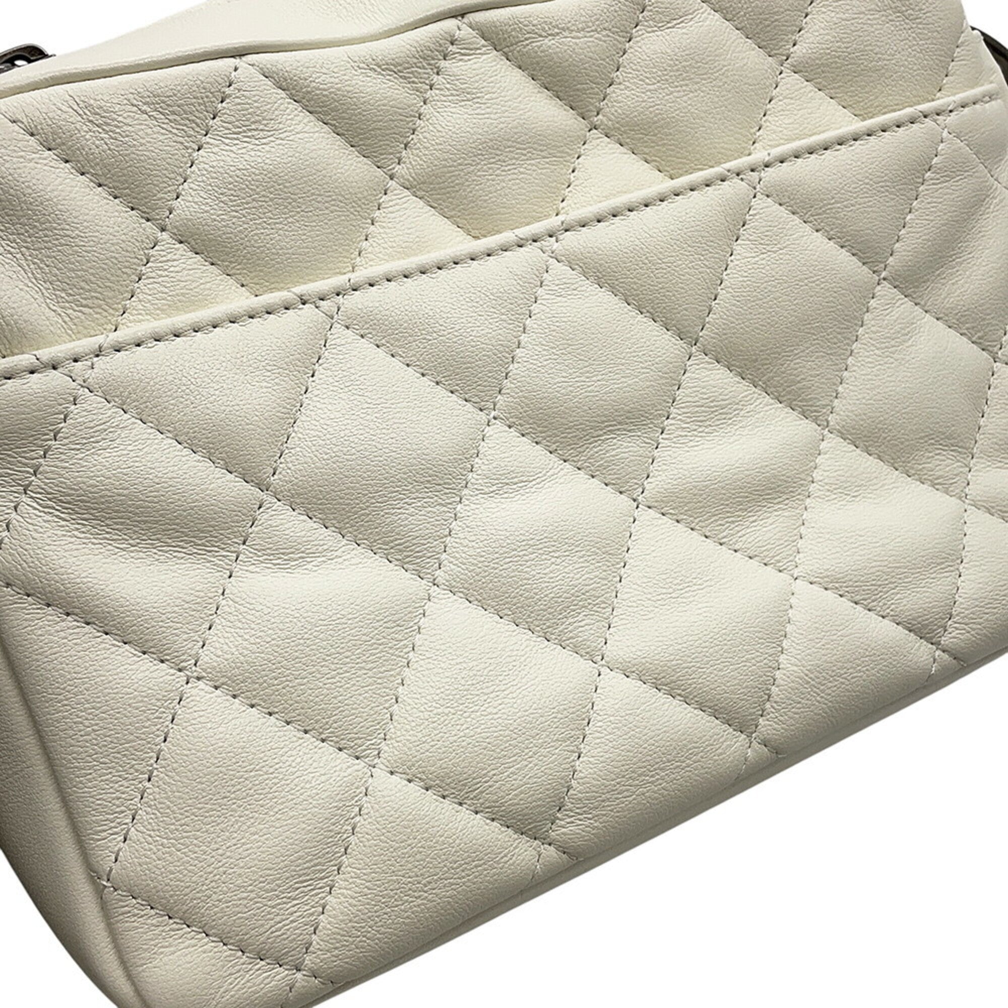 Chanel White Leather Shoulder Bag (Pre-Owned)