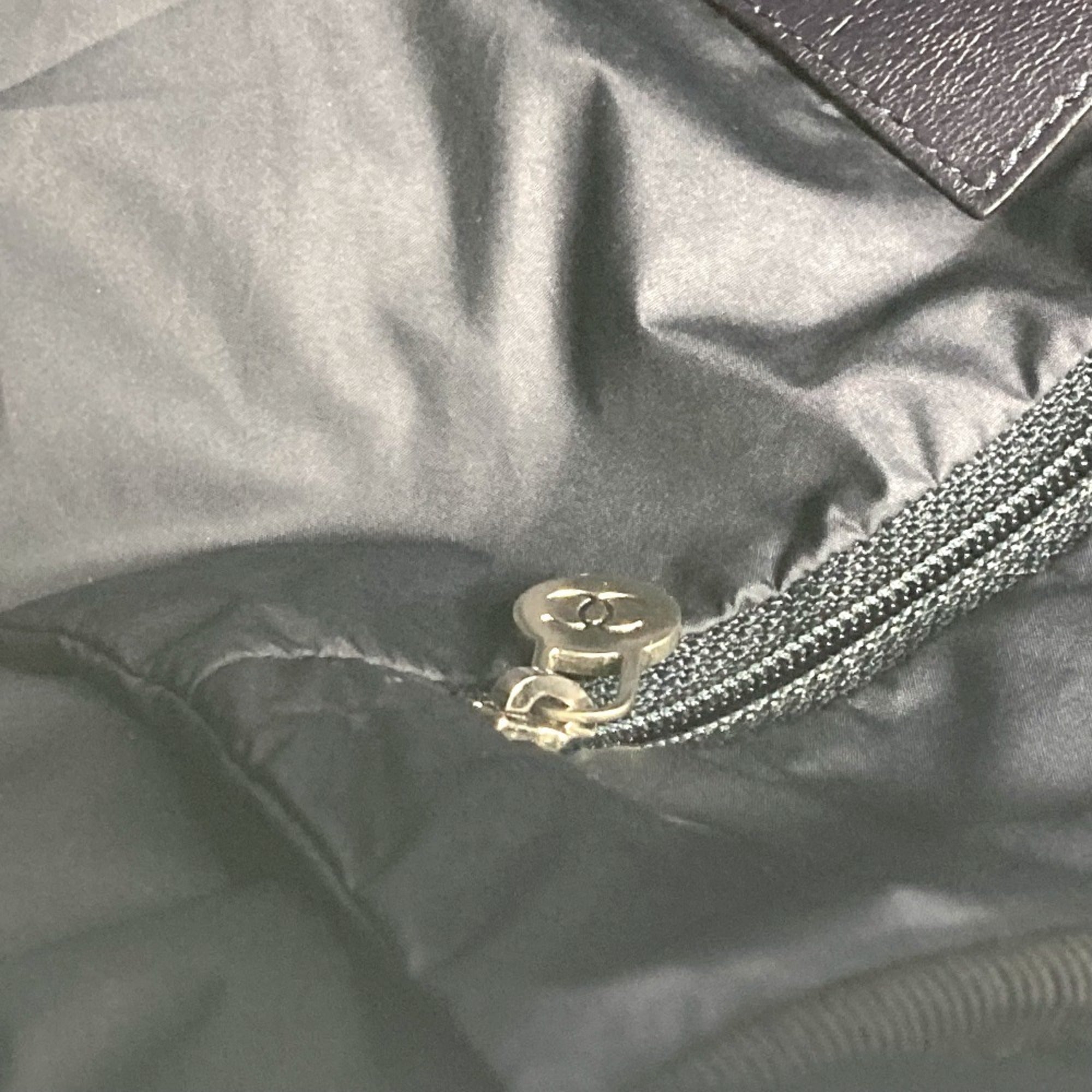 Chanel White Nylon Shoulder Bag (Pre-Owned)