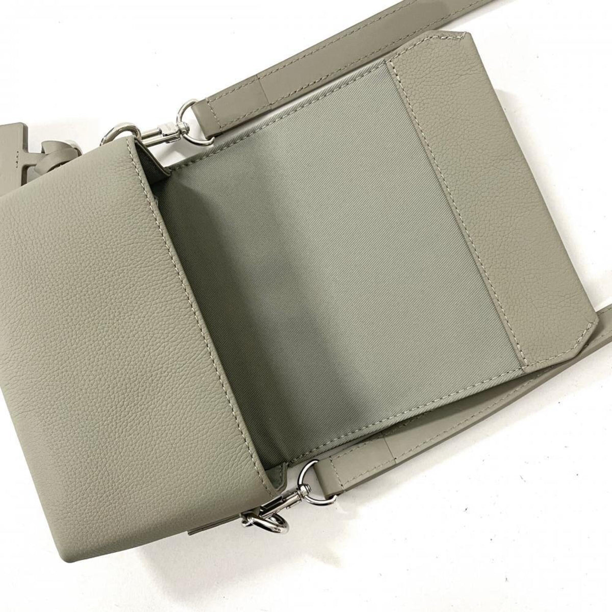 Louis Vuitton Gray Leather Shoulder Bag (Pre-Owned)