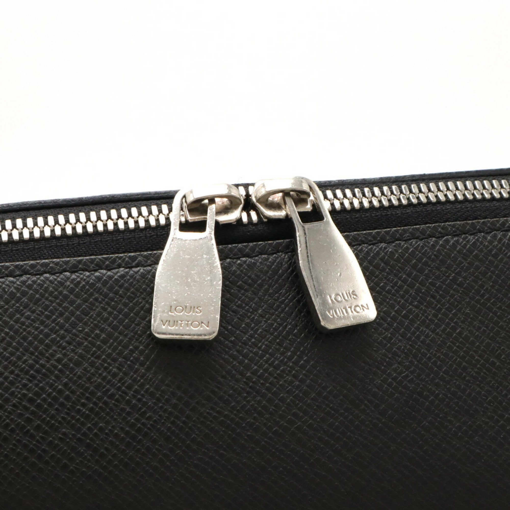 Louis Vuitton Ardoise Black Taiga Leather Shoulder Bag (Pre-Owned)