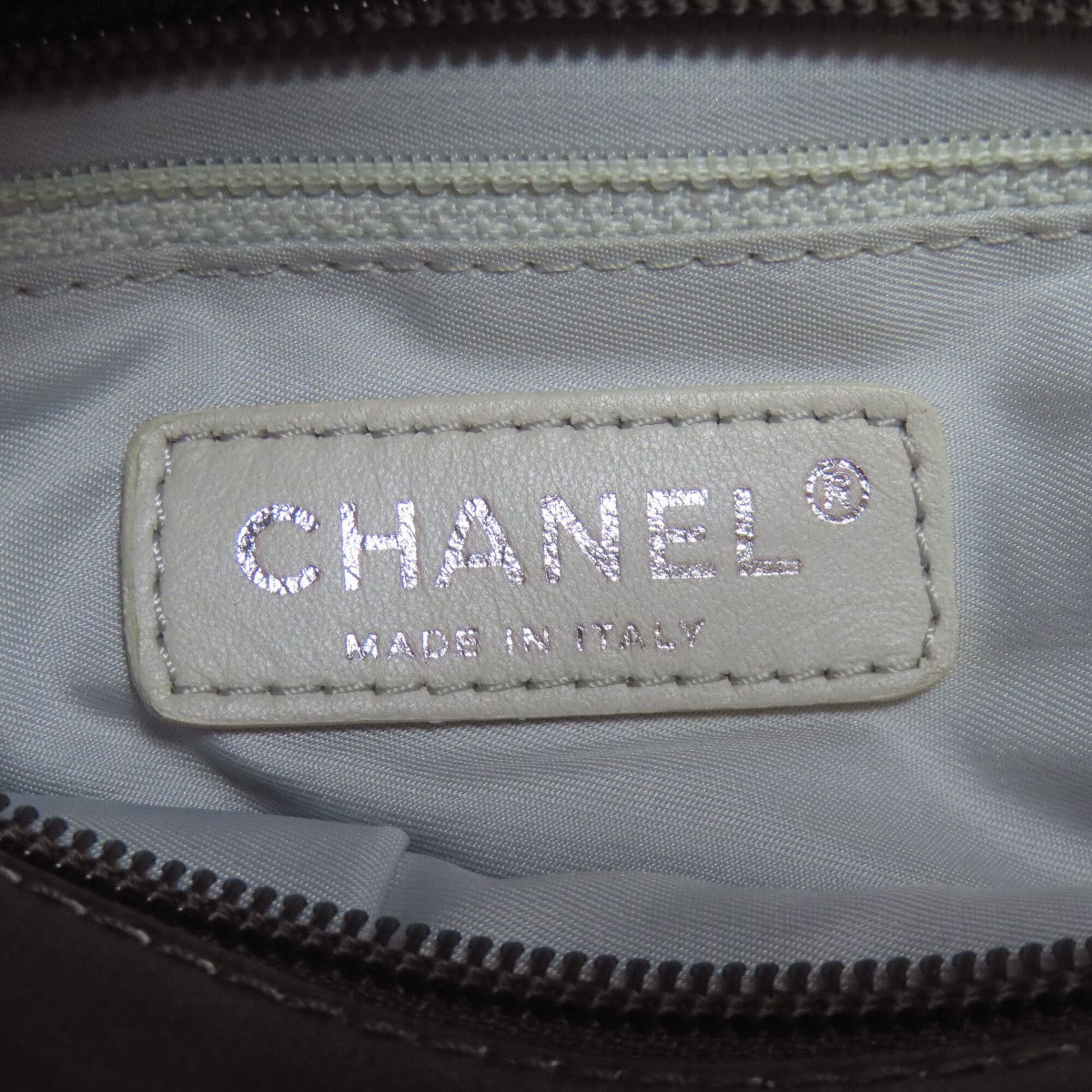 Chanel Silver White Leather Handbag (Pre-Owned)