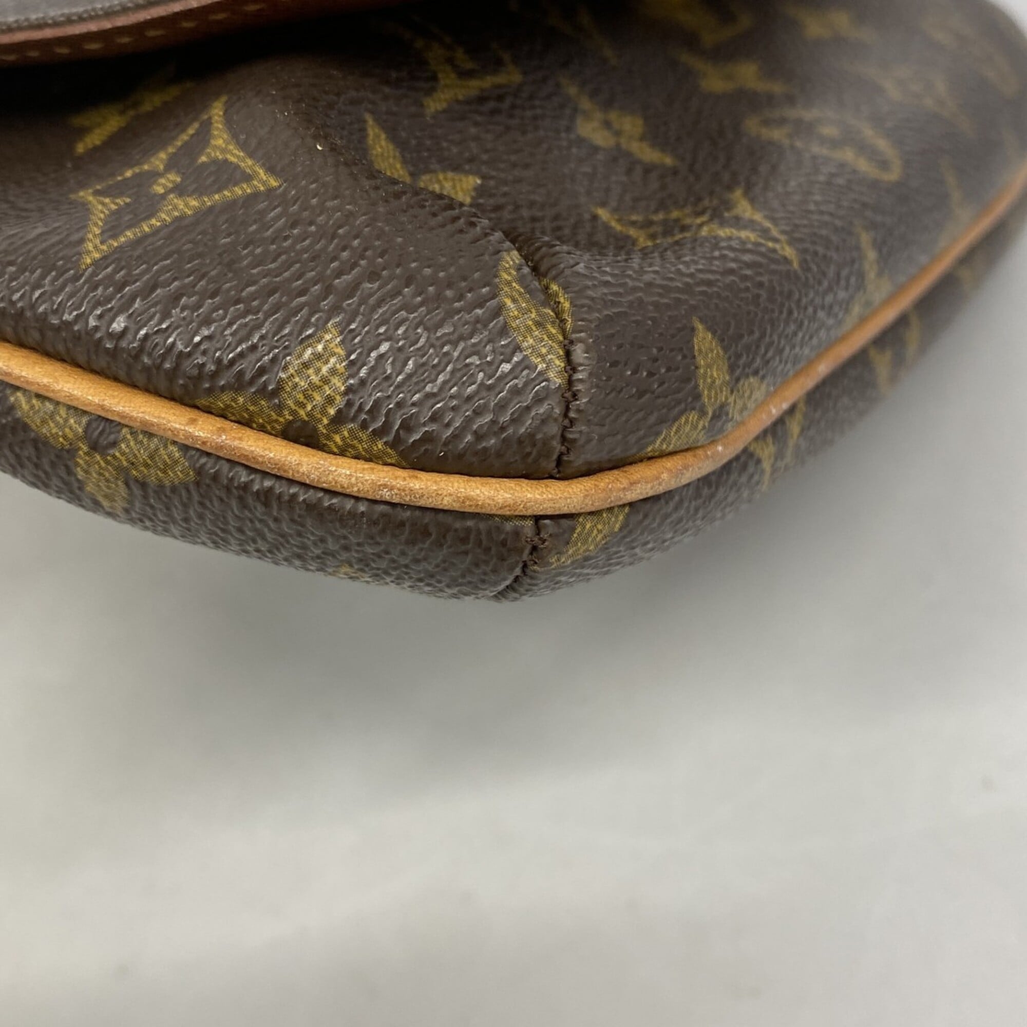 Louis Vuitton Brown Shoulder Bag (Pre-Owned)