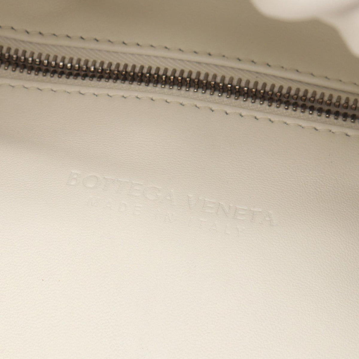 Bottega Veneta White Leather Fanny Pack Handbag Pouch (Pre-Owned)