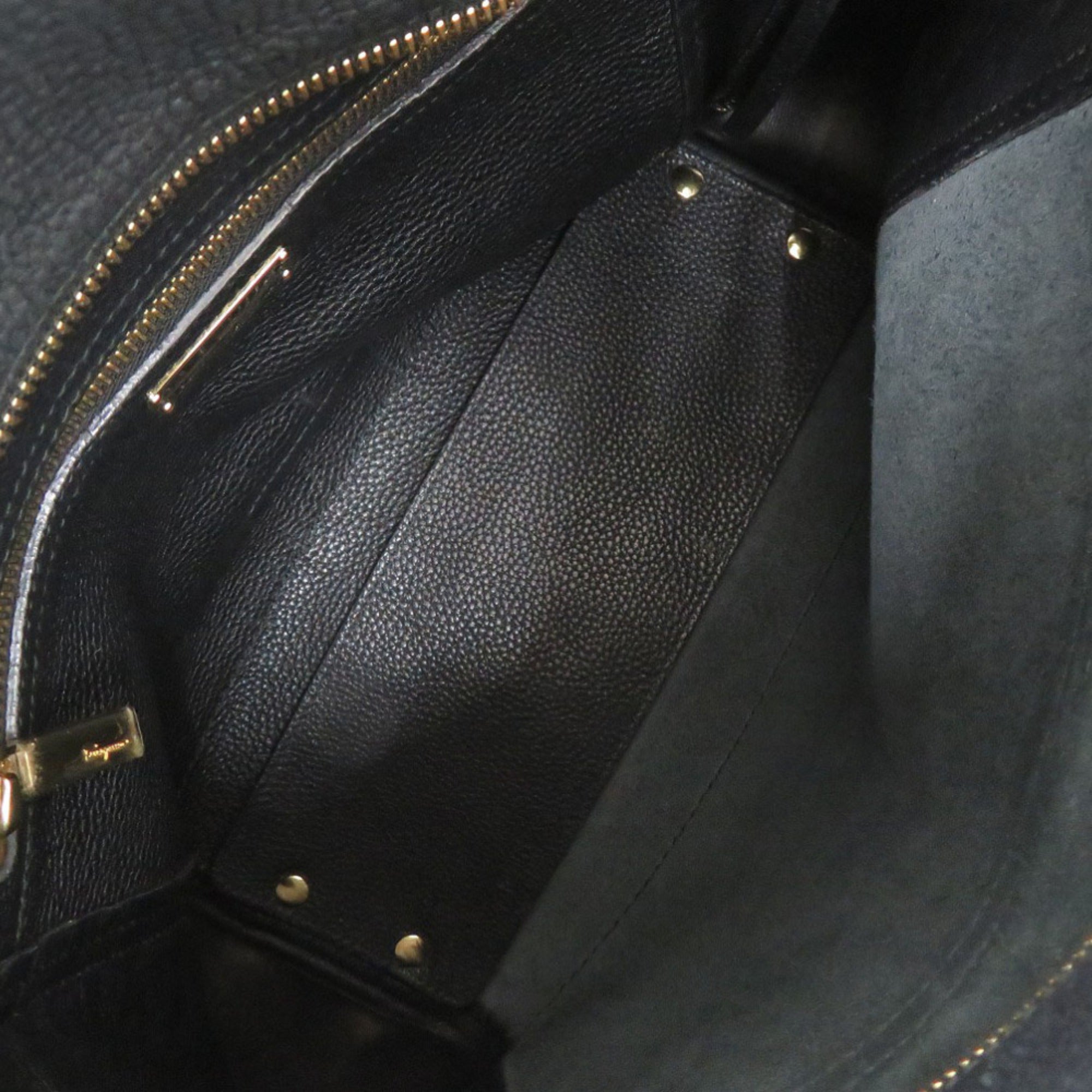 Salvatore Ferragamo Black Leather Shoulder Bag (Pre-Owned)