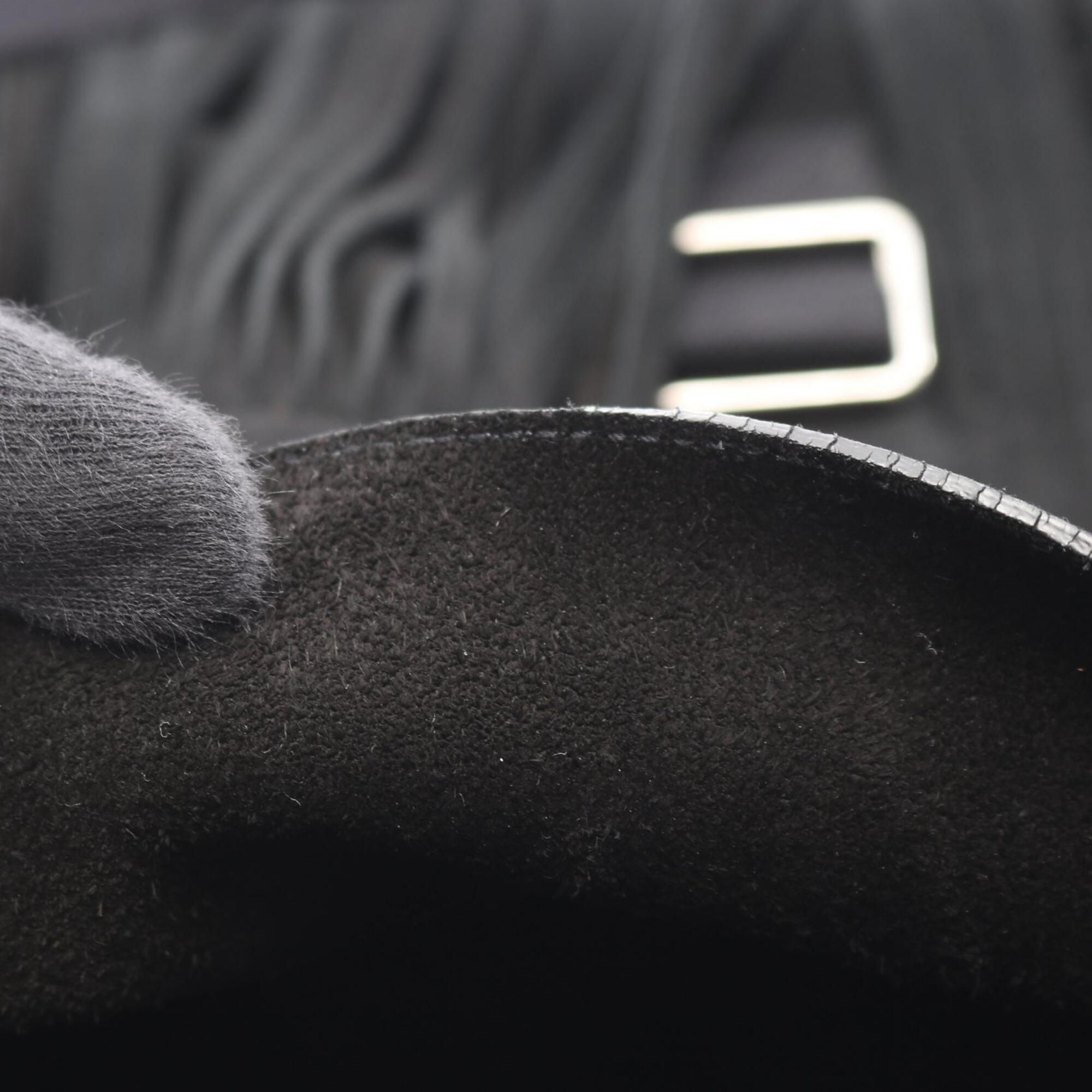 Yves Saint Laurent Black Suede Handbag Shoulder Bag (Pre-Owned)