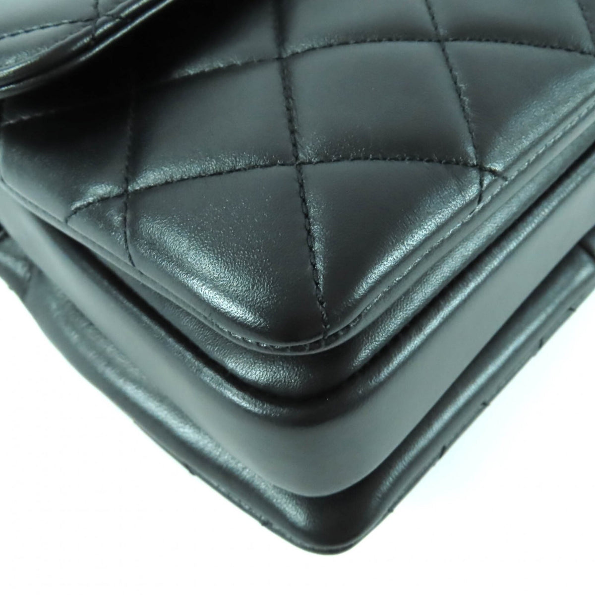 Chanel Black Leather Shoulder Bag (Pre-Owned)