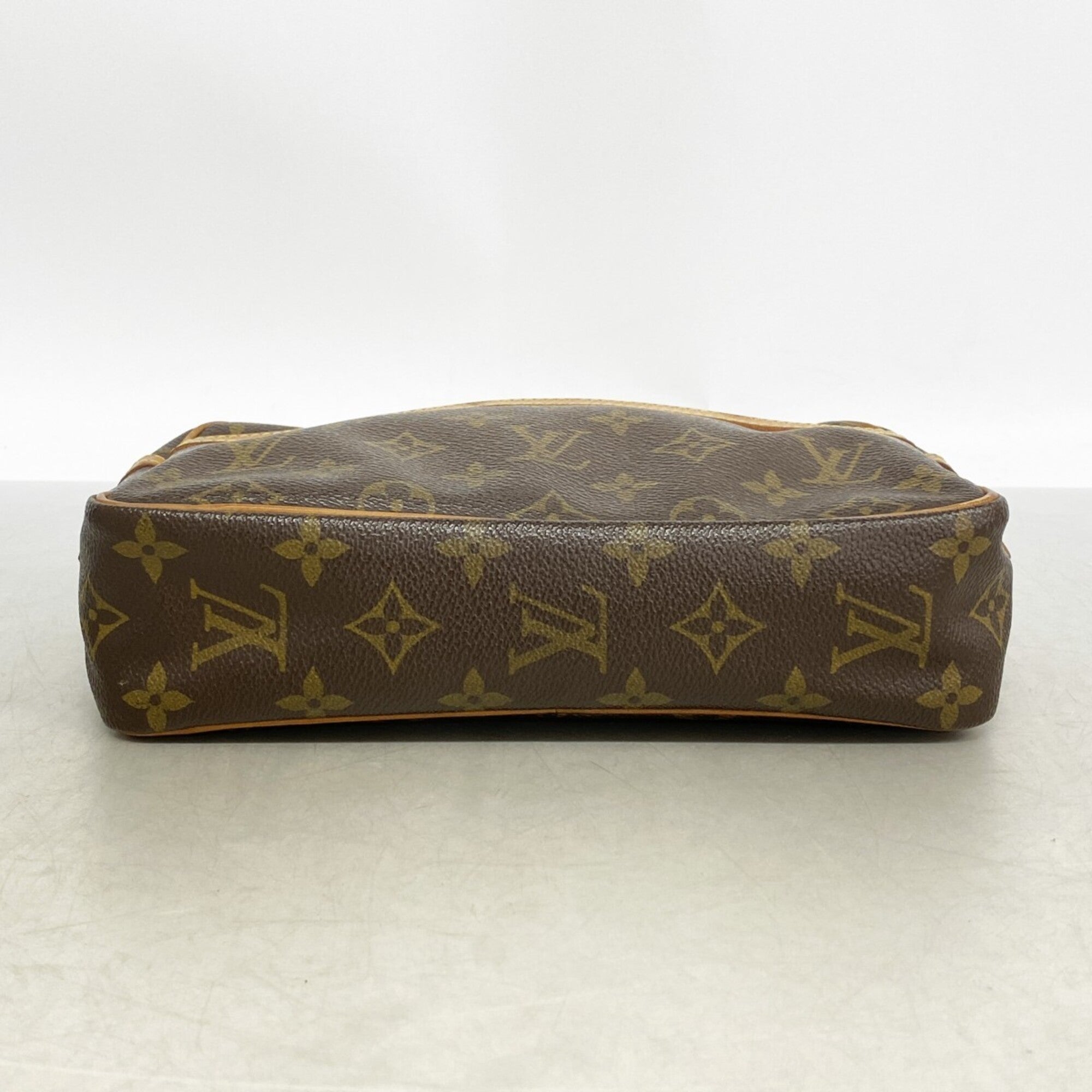 Louis Vuitton Brown Clutch Bag (Pre-Owned)