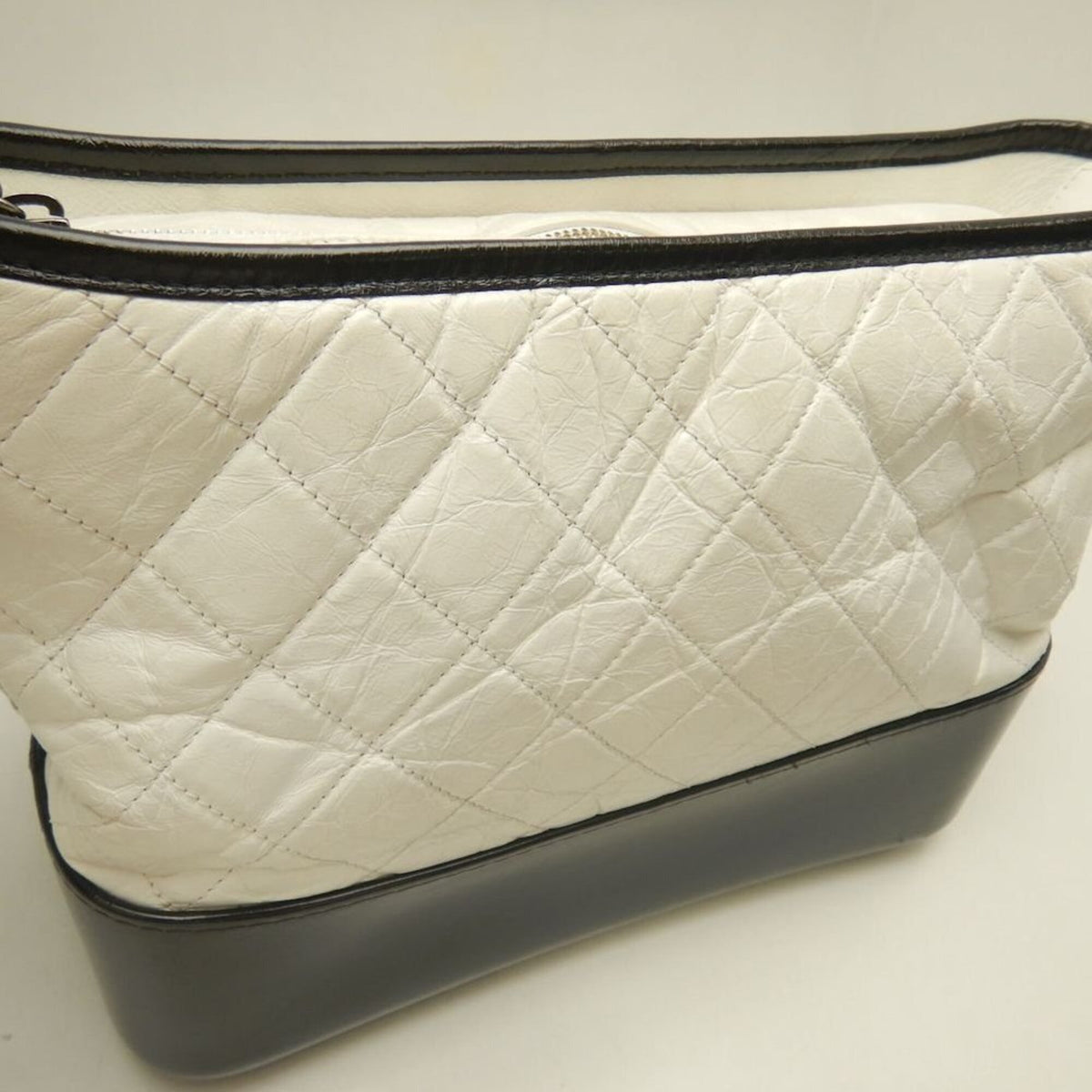 Chanel Black White Leather Shoulder Bag (Pre-Owned)