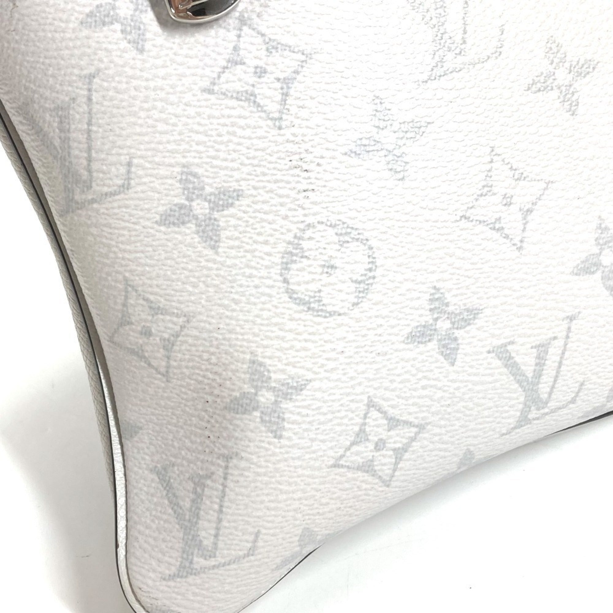 Louis Vuitton White Taigarama Shoulder Bag (Pre-Owned)