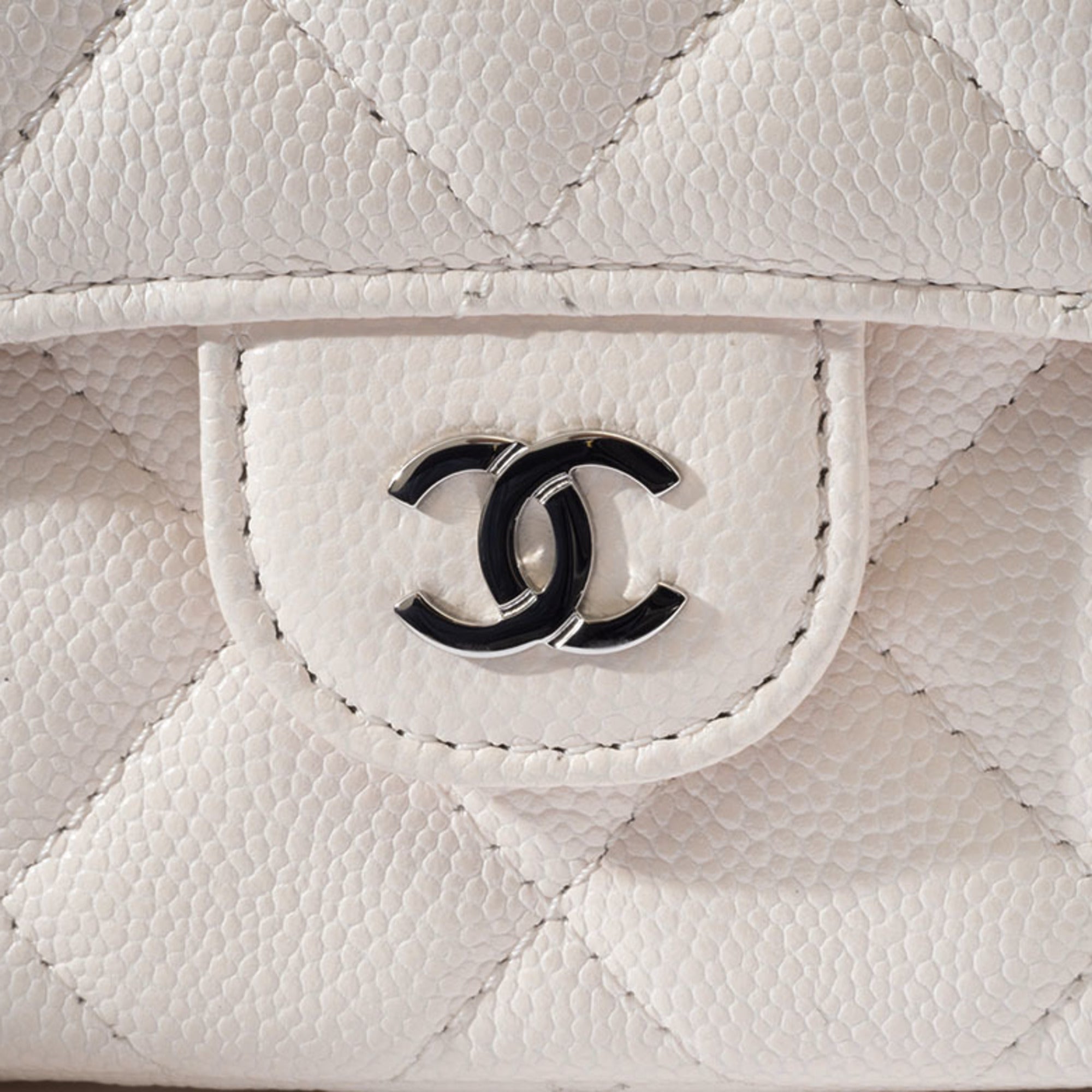Chanel Matelasse White Caviar Leather Shoulder Bag (Pre-Owned)