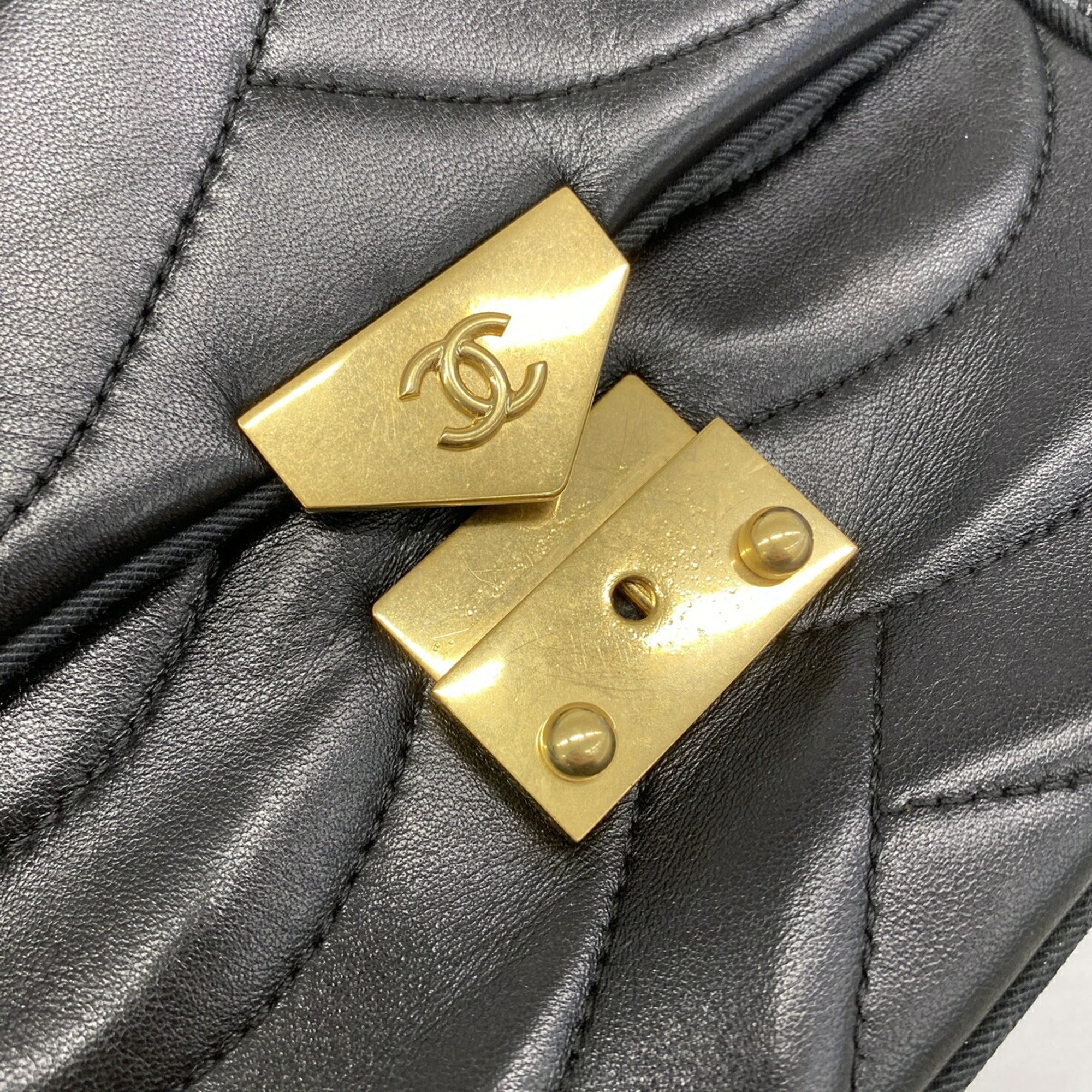 Chanel Black Leather Shoulder Bag (Pre-Owned)