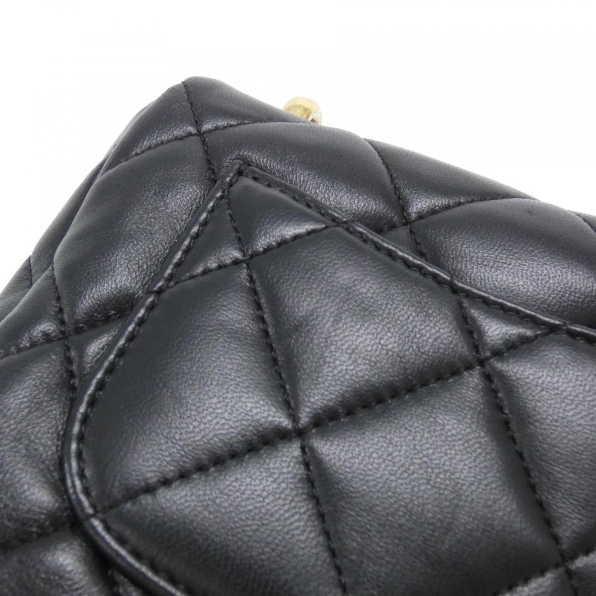 Chanel Black Leather Shoulder Bag (Pre-Owned)