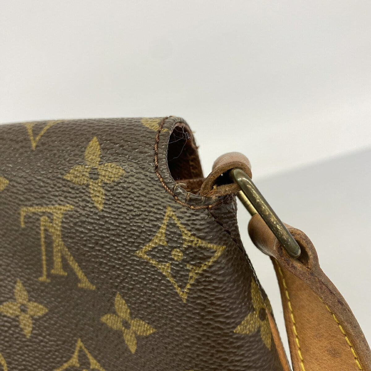 Louis Vuitton Brown Shoulder Bag (Pre-Owned)