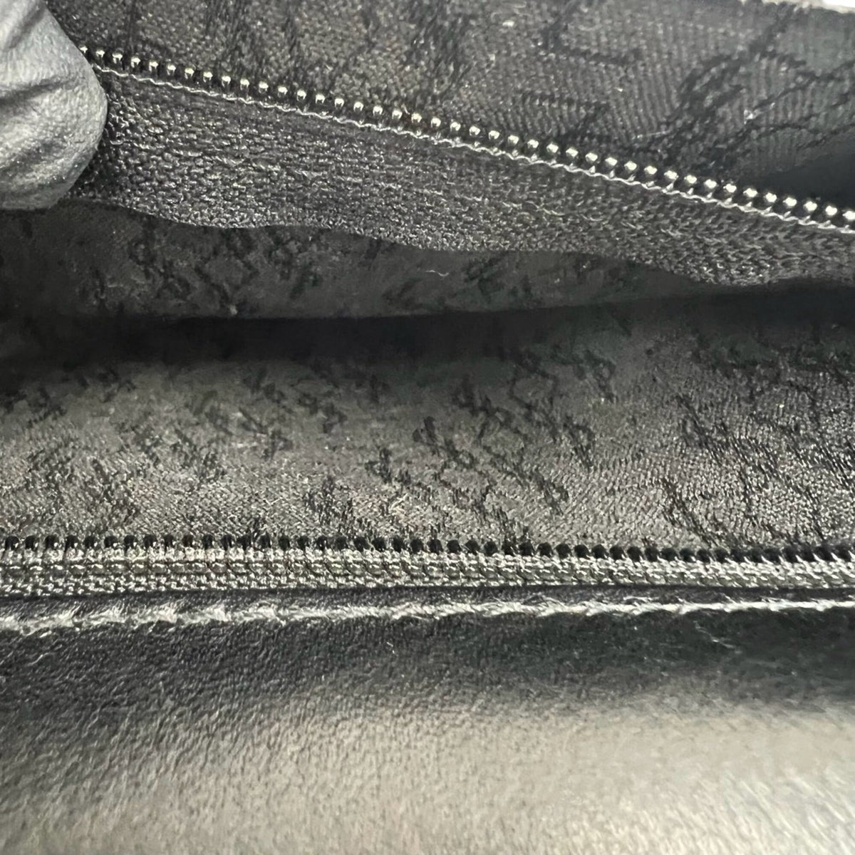 Yves Saint Laurent Black Leather Shoulder Bag (Pre-Owned)