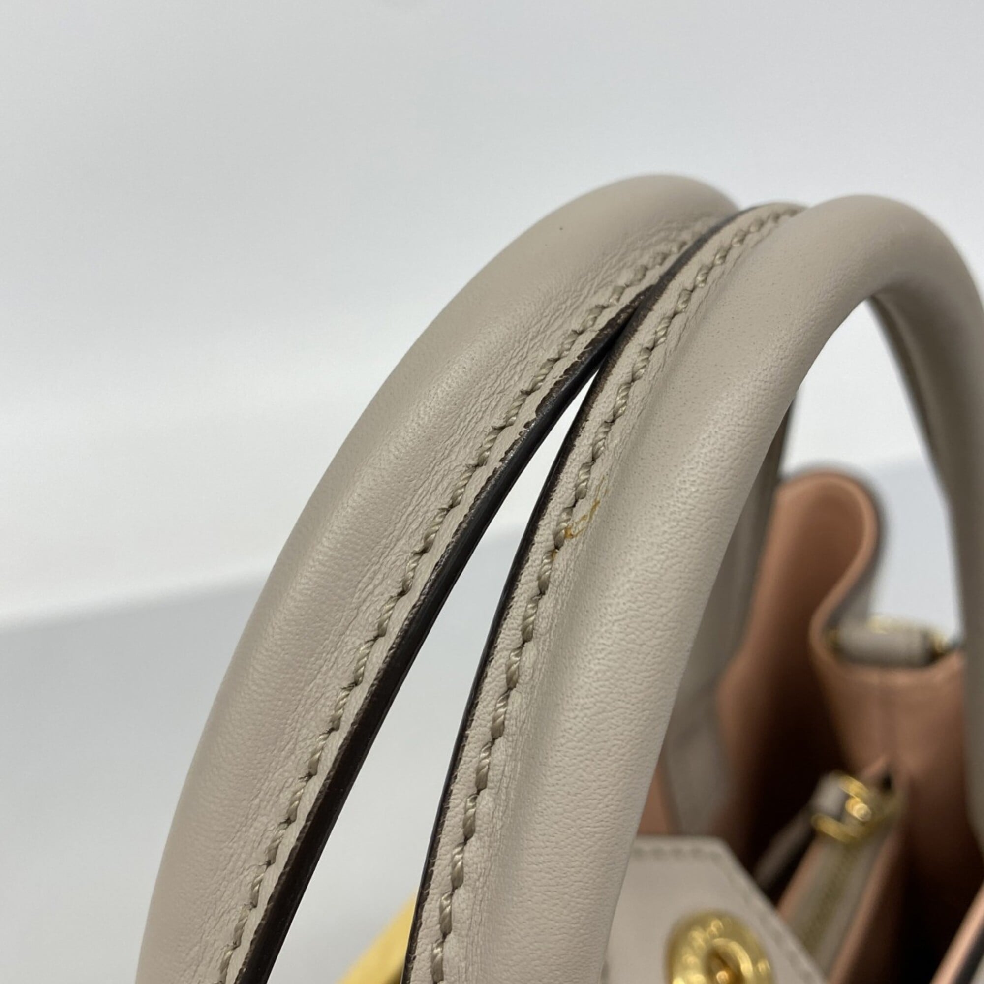 Fendi Beige Leather Handbag (Pre-Owned)