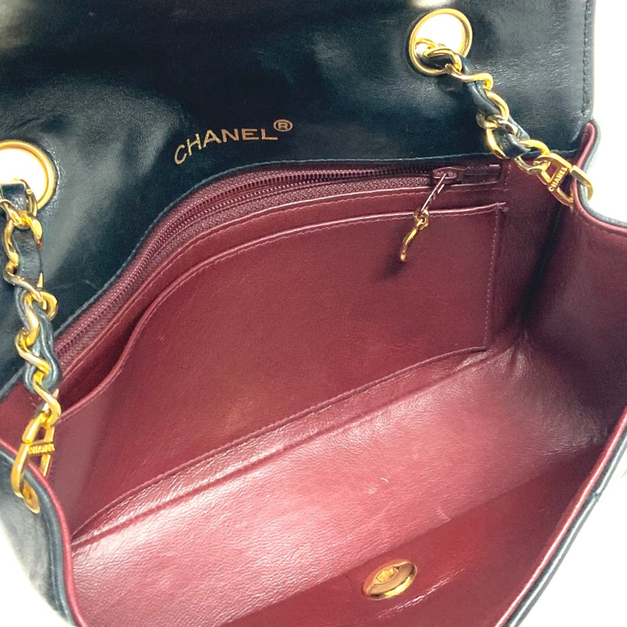 Chanel Black Leather Shoulder Bag (Pre-Owned)