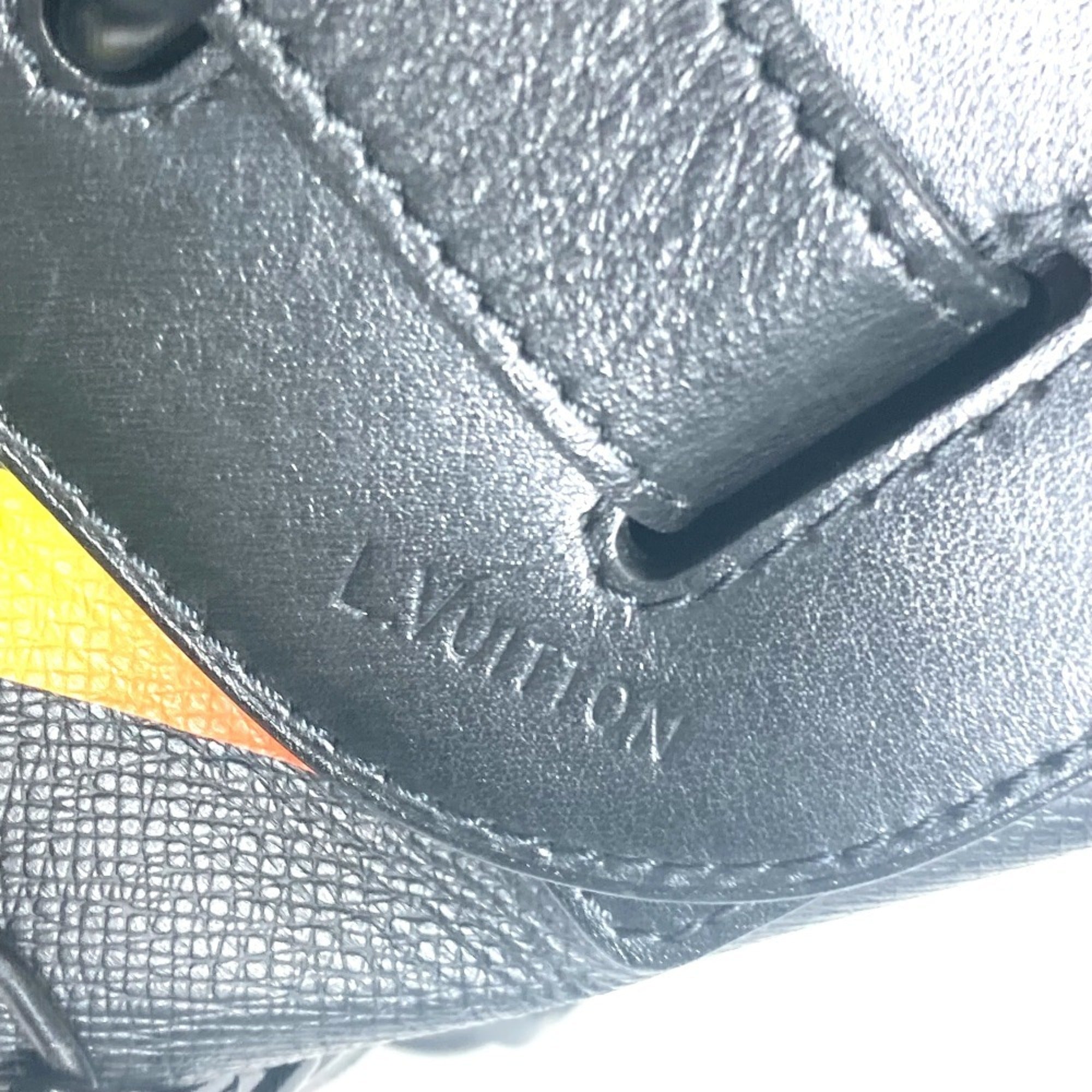 Louis Vuitton Black Taiga Leather Handbag Shoulder Bag (Pre-Owned)