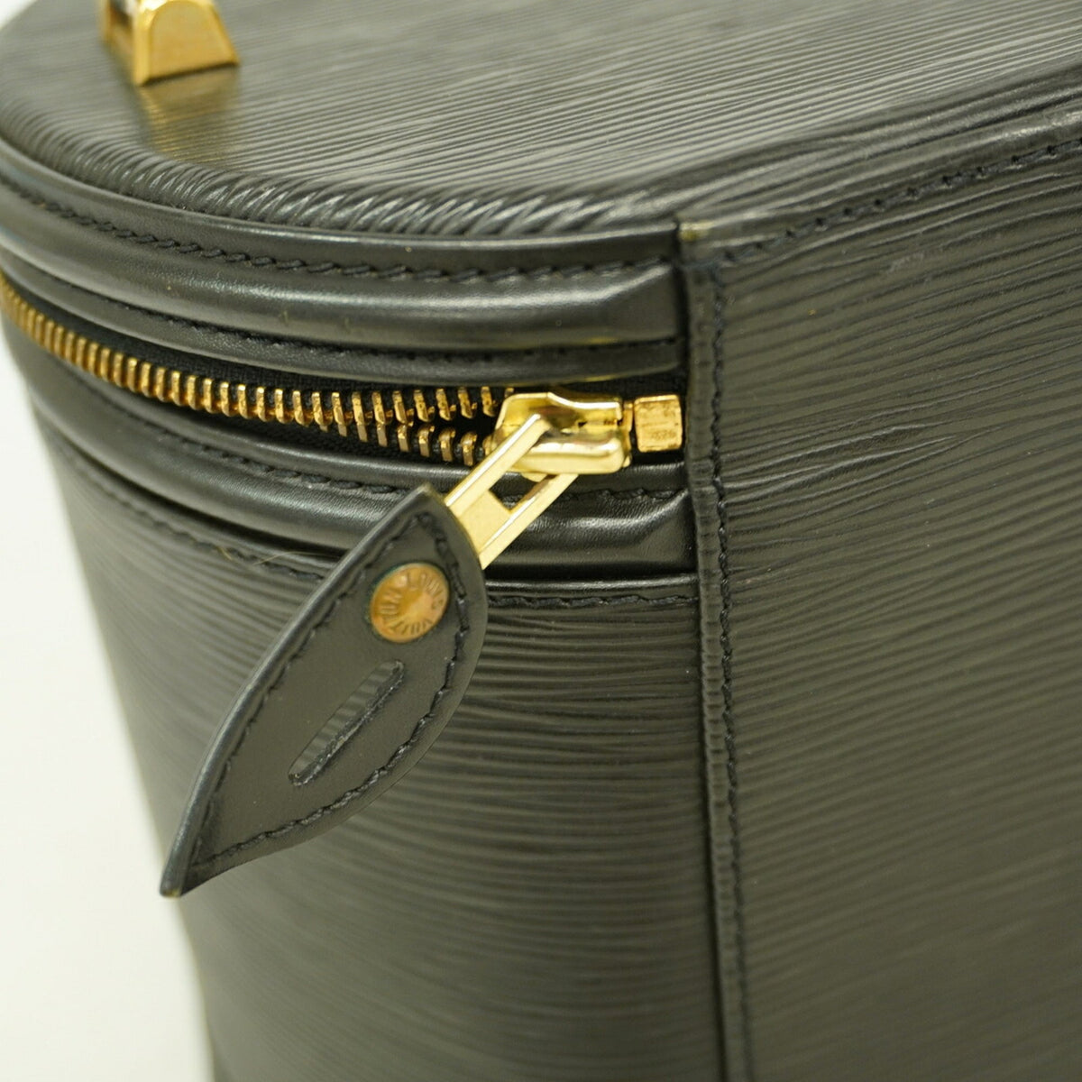 Louis Vuitton Noir Handbag (Pre-Owned)