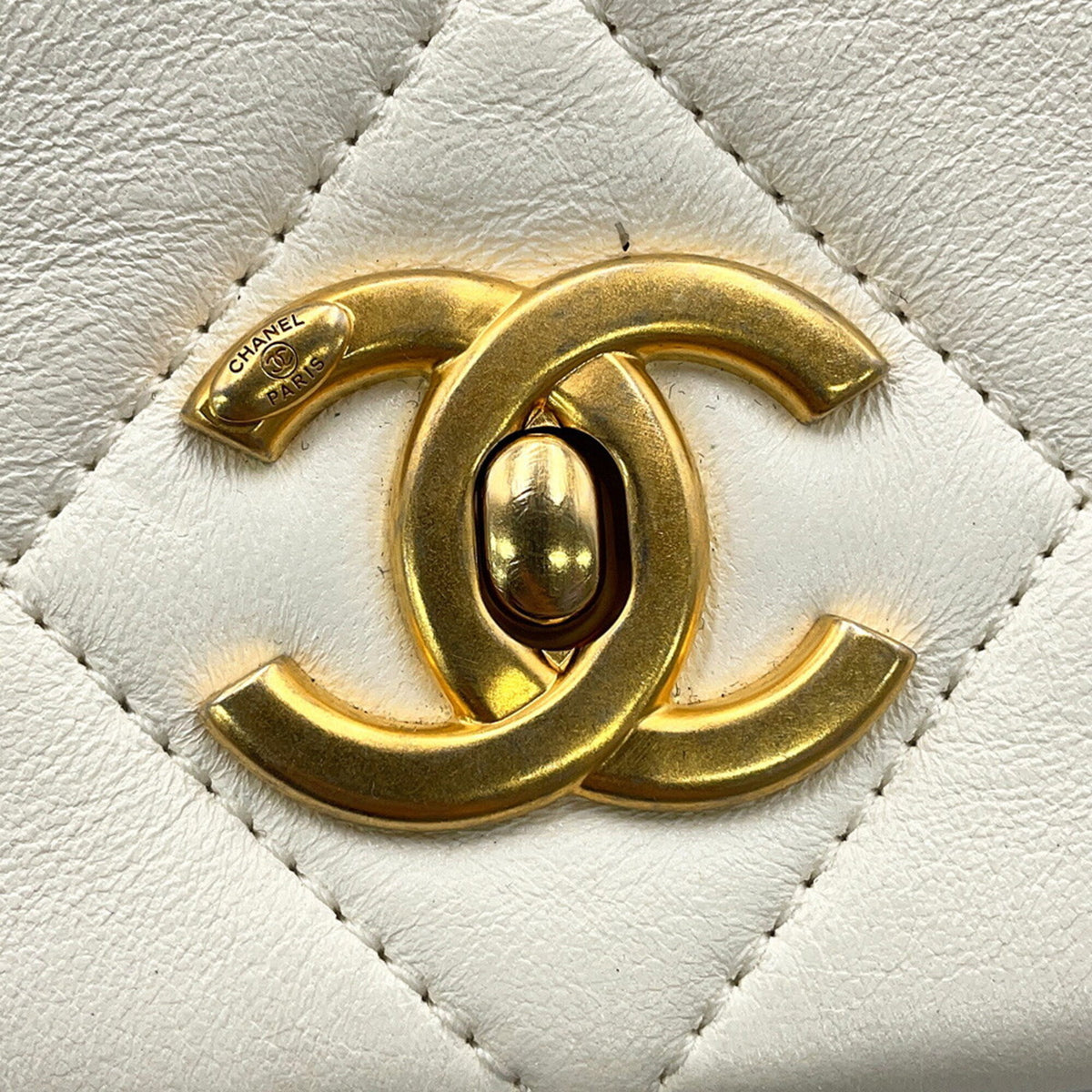 Chanel White Leather Shoulder Bag (Pre-Owned)