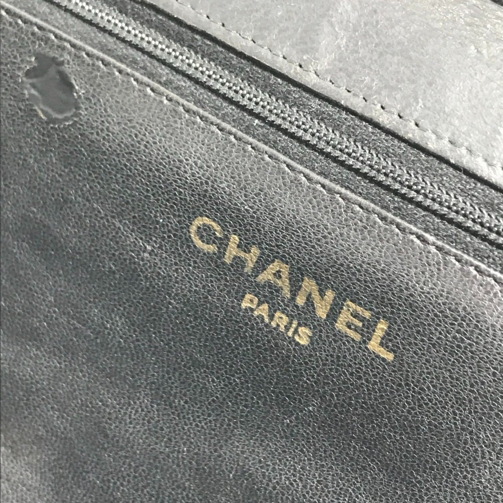 Chanel Matelasse Black Leather Shoulder Bag (Pre-Owned)