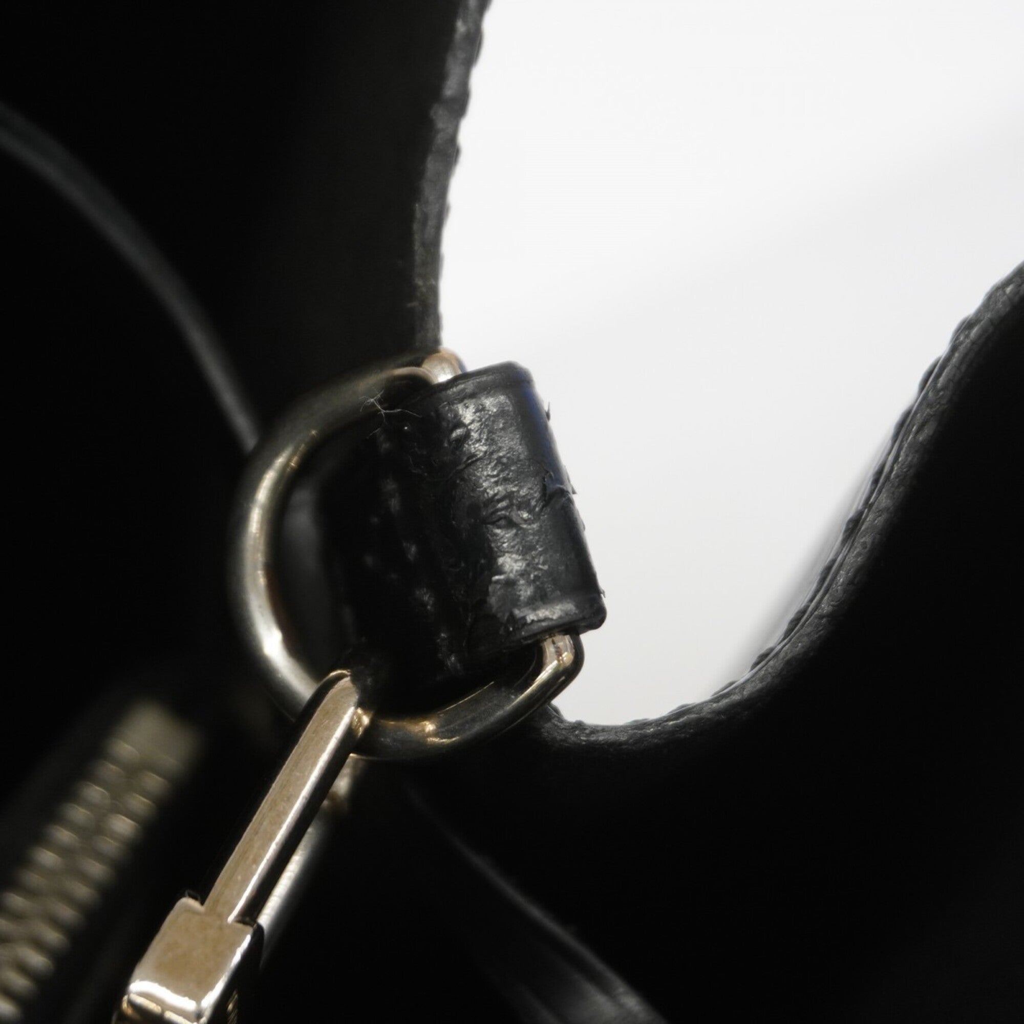 Louis Vuitton Noir Handbag (Pre-Owned)