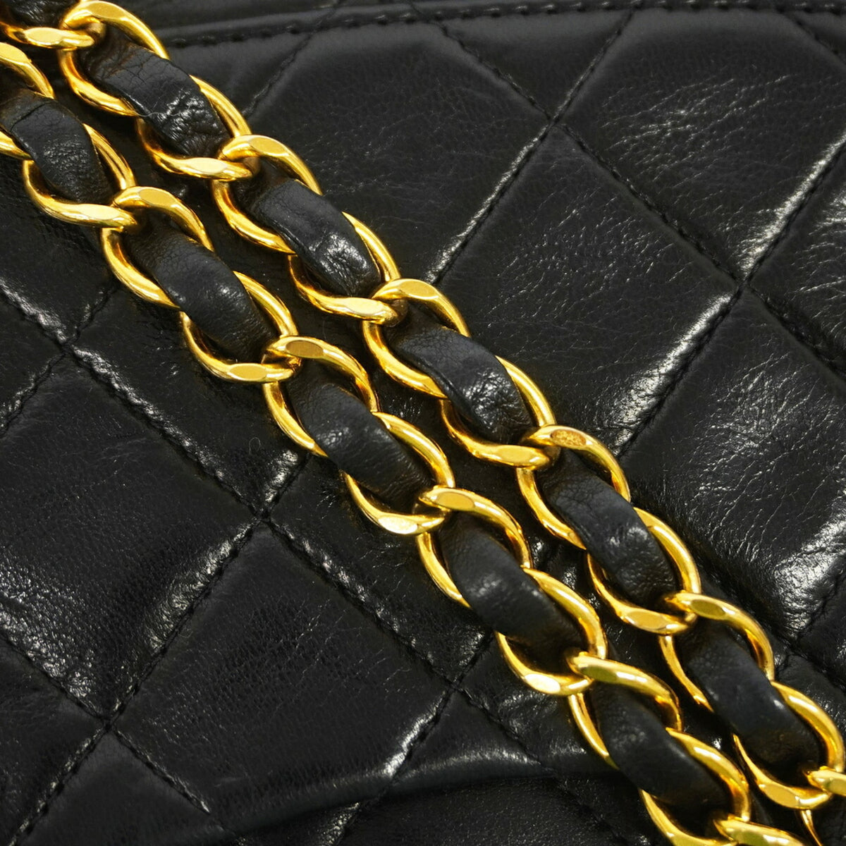 Chanel Black Leather Shoulder Bag (Pre-Owned)