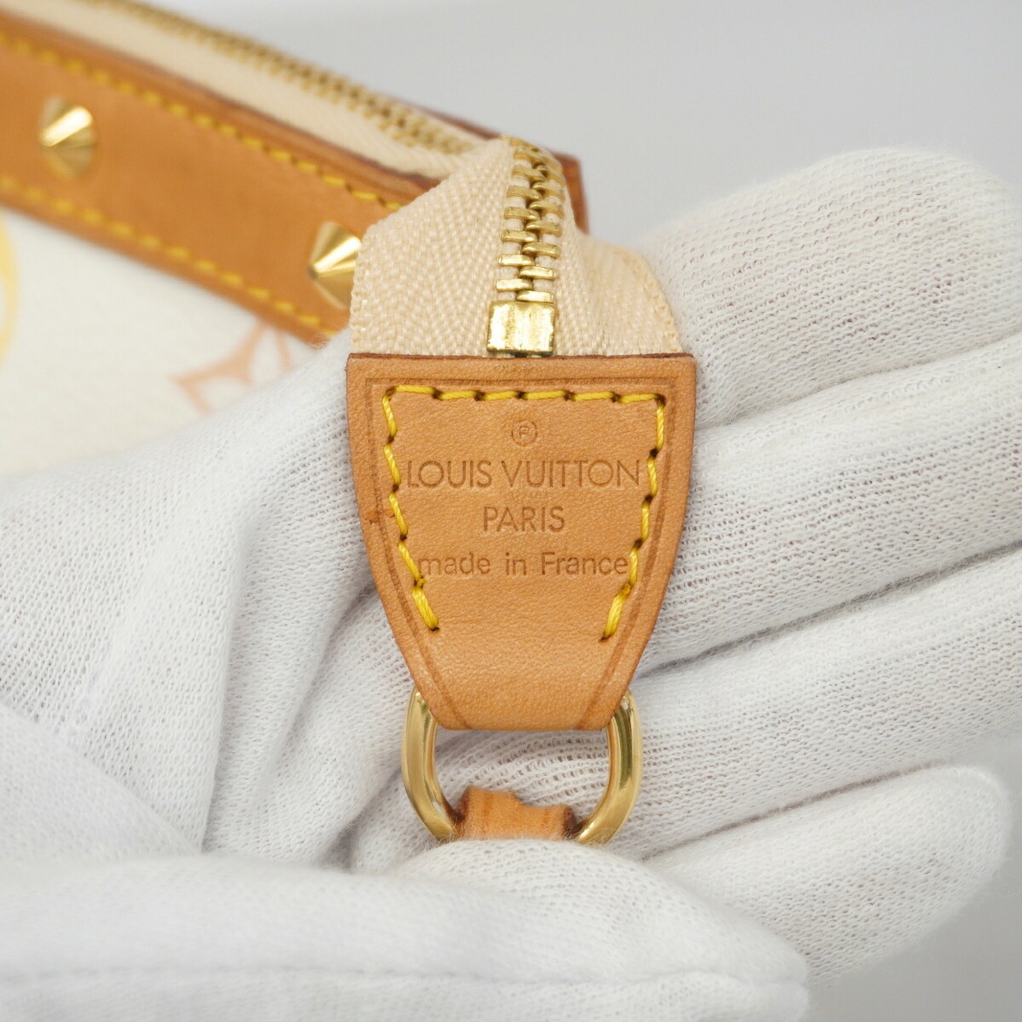 Louis Vuitton Blanc Pouch (Pre-Owned)