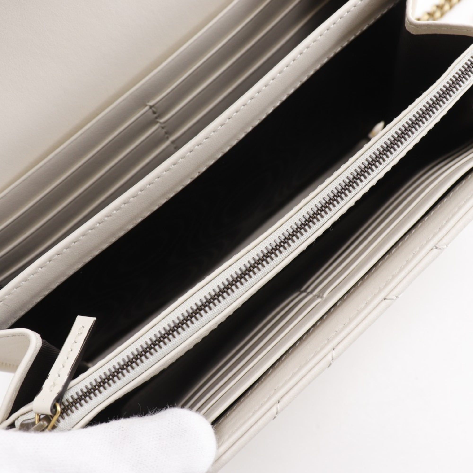 Gucci White Leather Chain/Shoulder Wallet (Pre-Owned)
