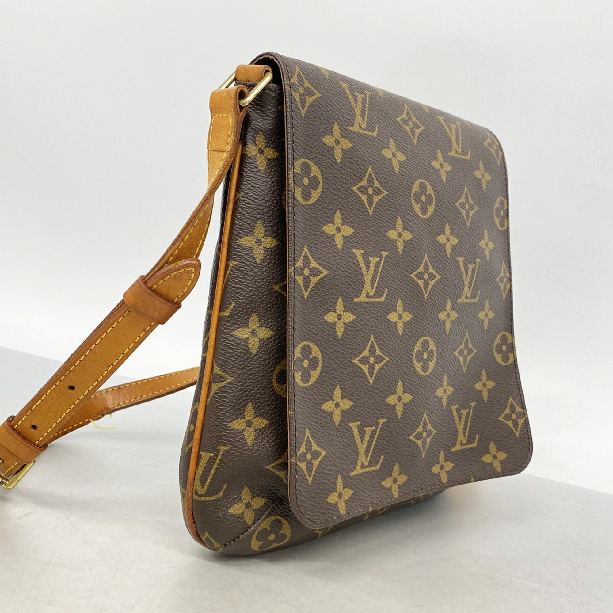 Louis Vuitton Brown Shoulder Bag (Pre-Owned)