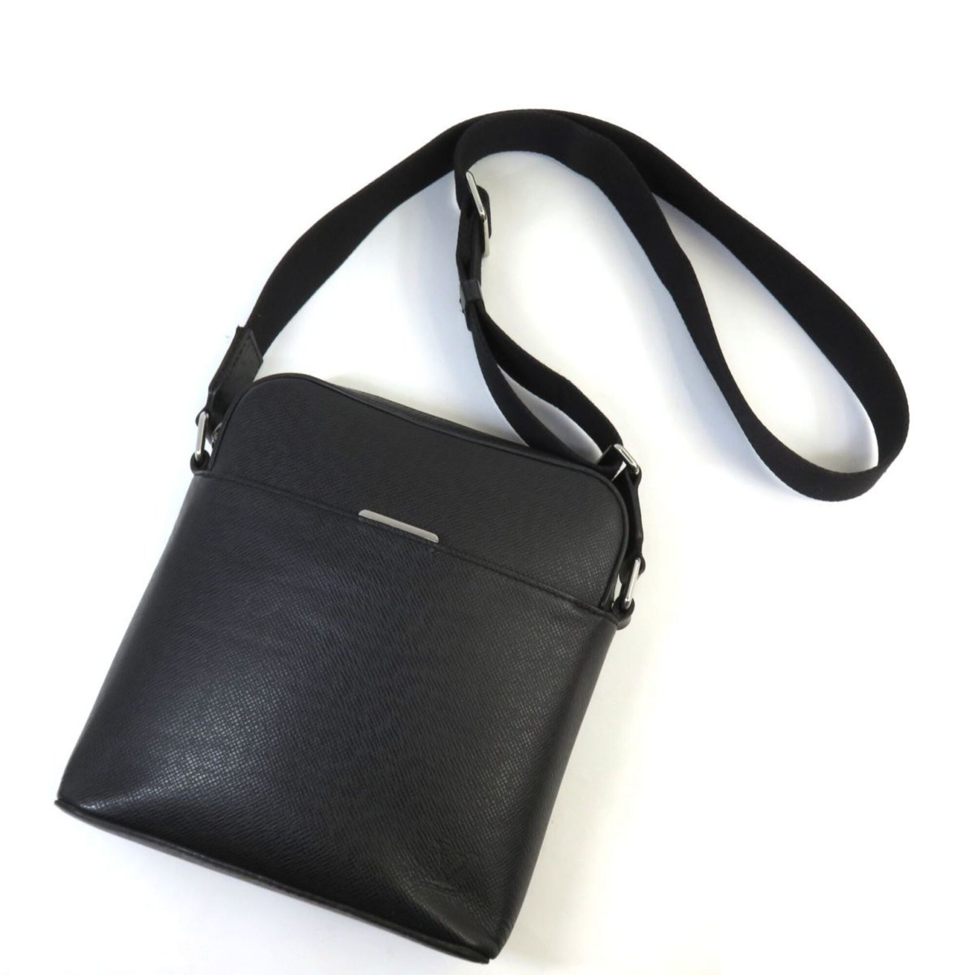 Louis Vuitton Noir Taiga Leather Pochette Shoulder Bag (Pre-Owned)