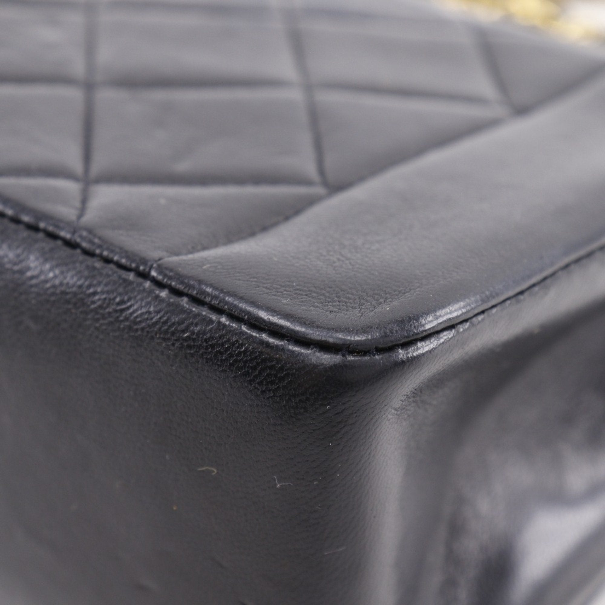 Chanel Matelasse Black Leather Shoulder Bag (Pre-Owned)