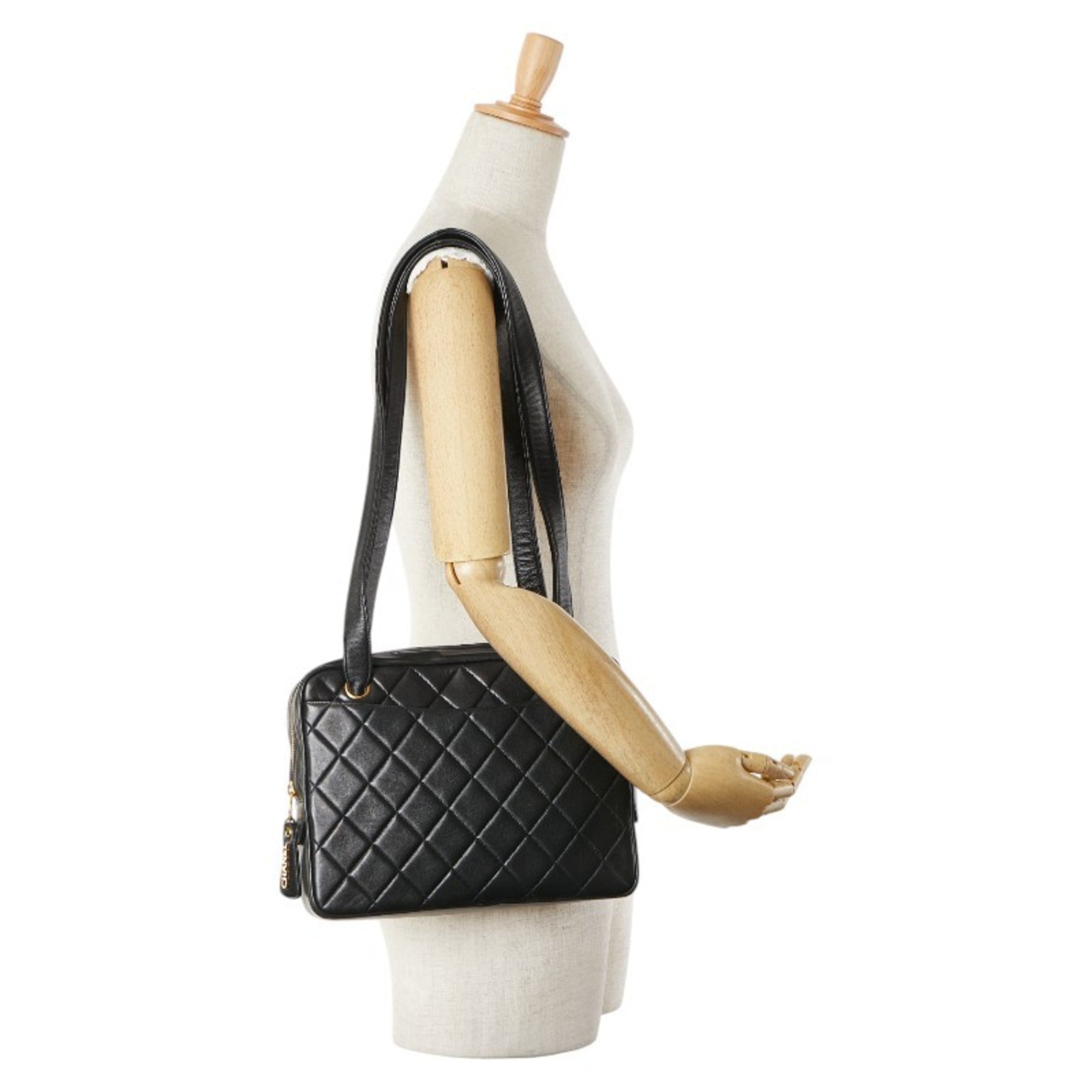 Chanel Black Leather Shoulder Bag (Pre-Owned)